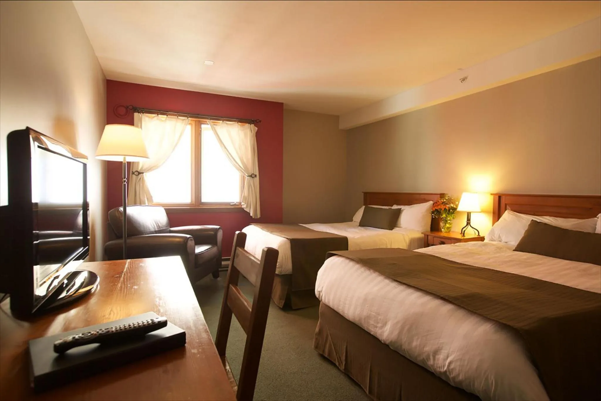 Bedroom, Bed in Howe Sound Inn & Brewing Company