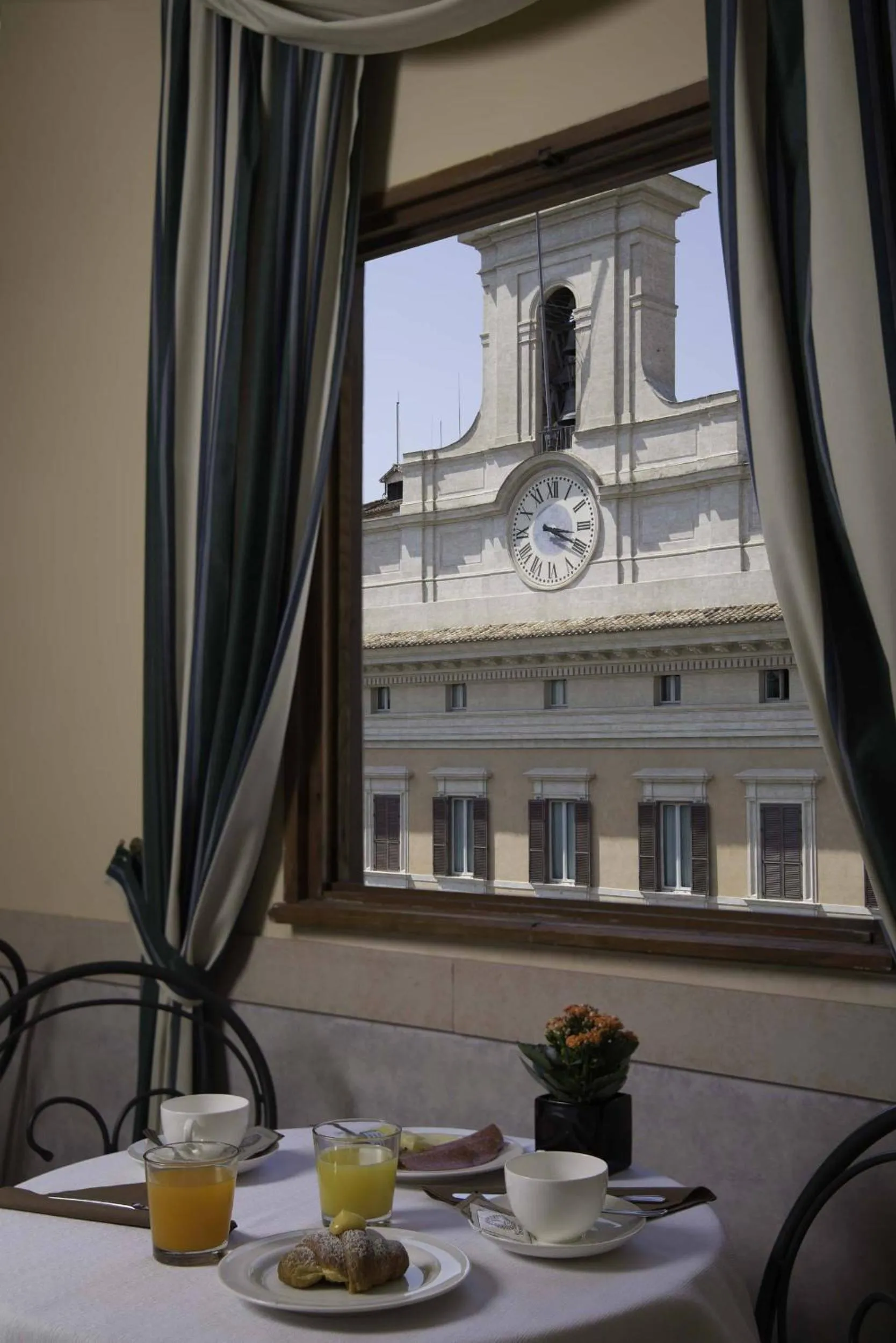 Restaurant/places to eat in Colonna Palace Hotel