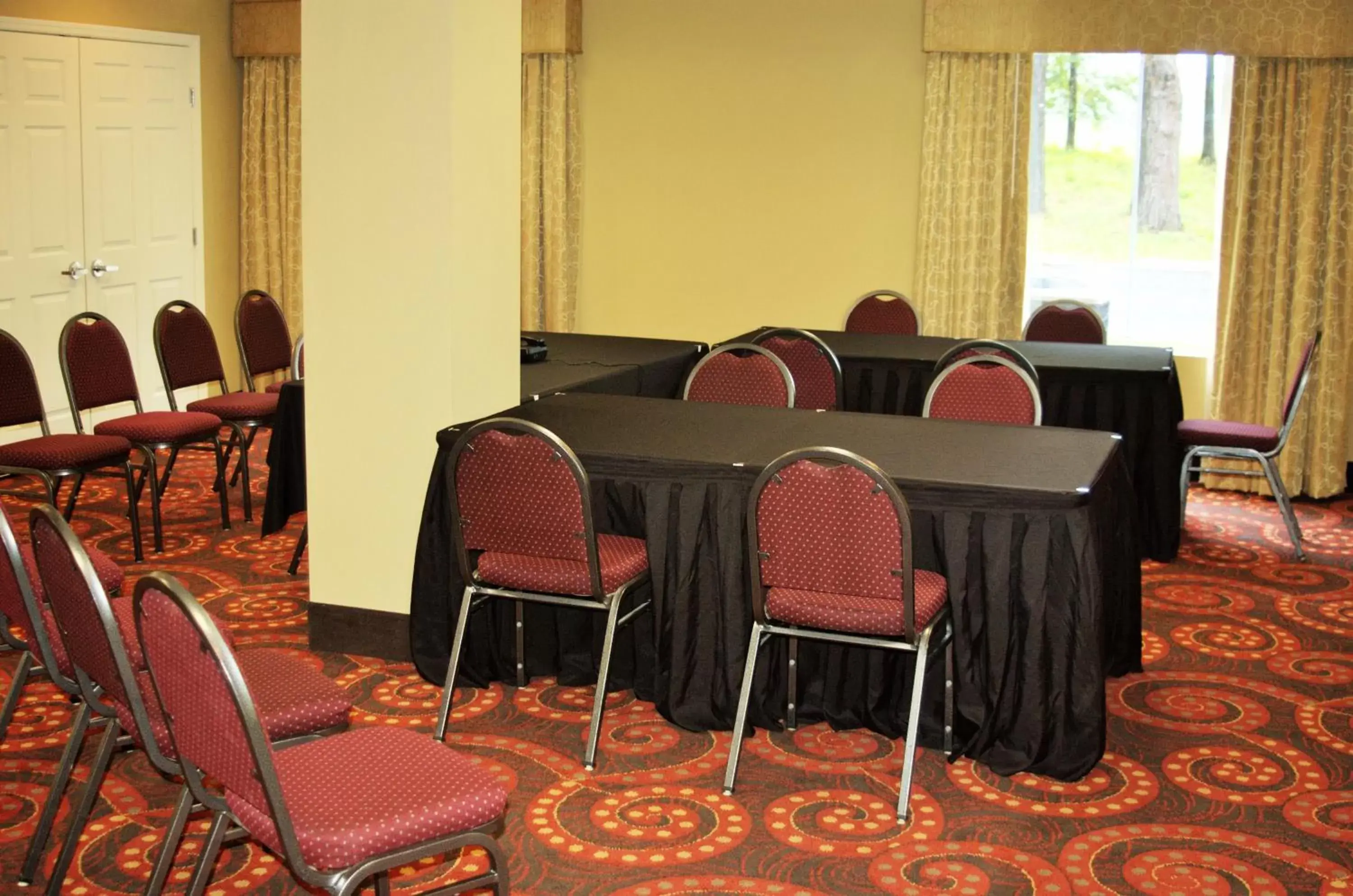 Meeting/conference room in Holiday Inn Express DeFuniak Springs, an IHG Hotel