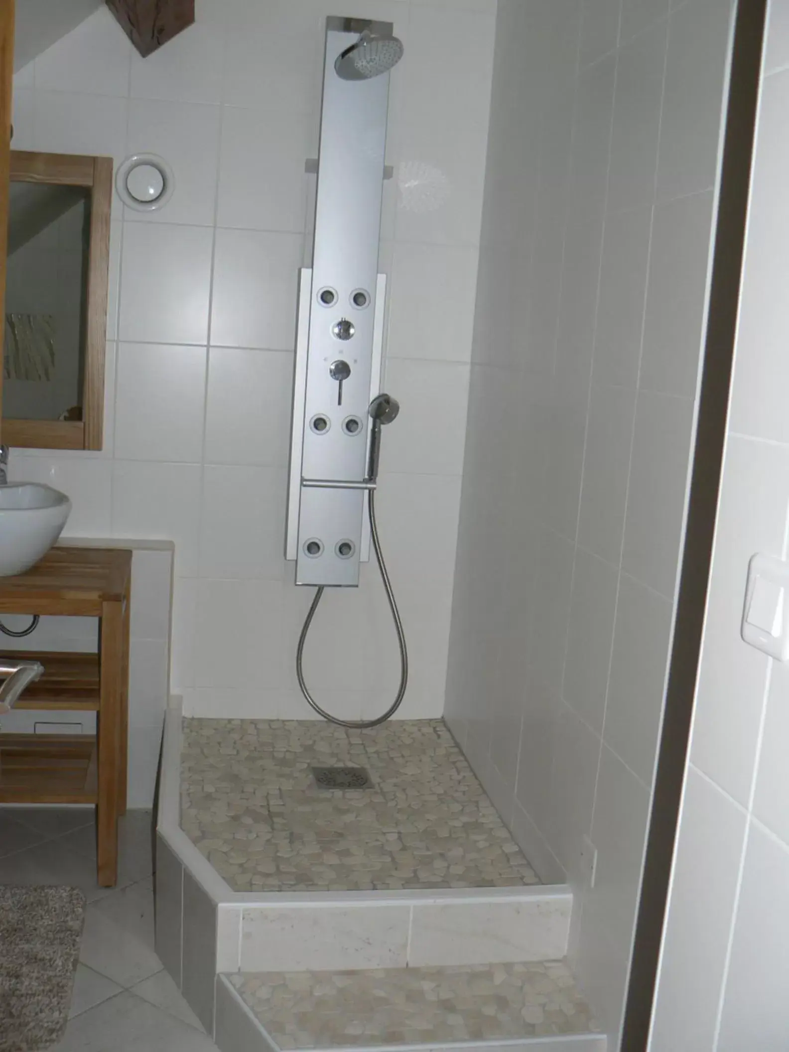 Shower, Bathroom in Le Manoir des Chapelles