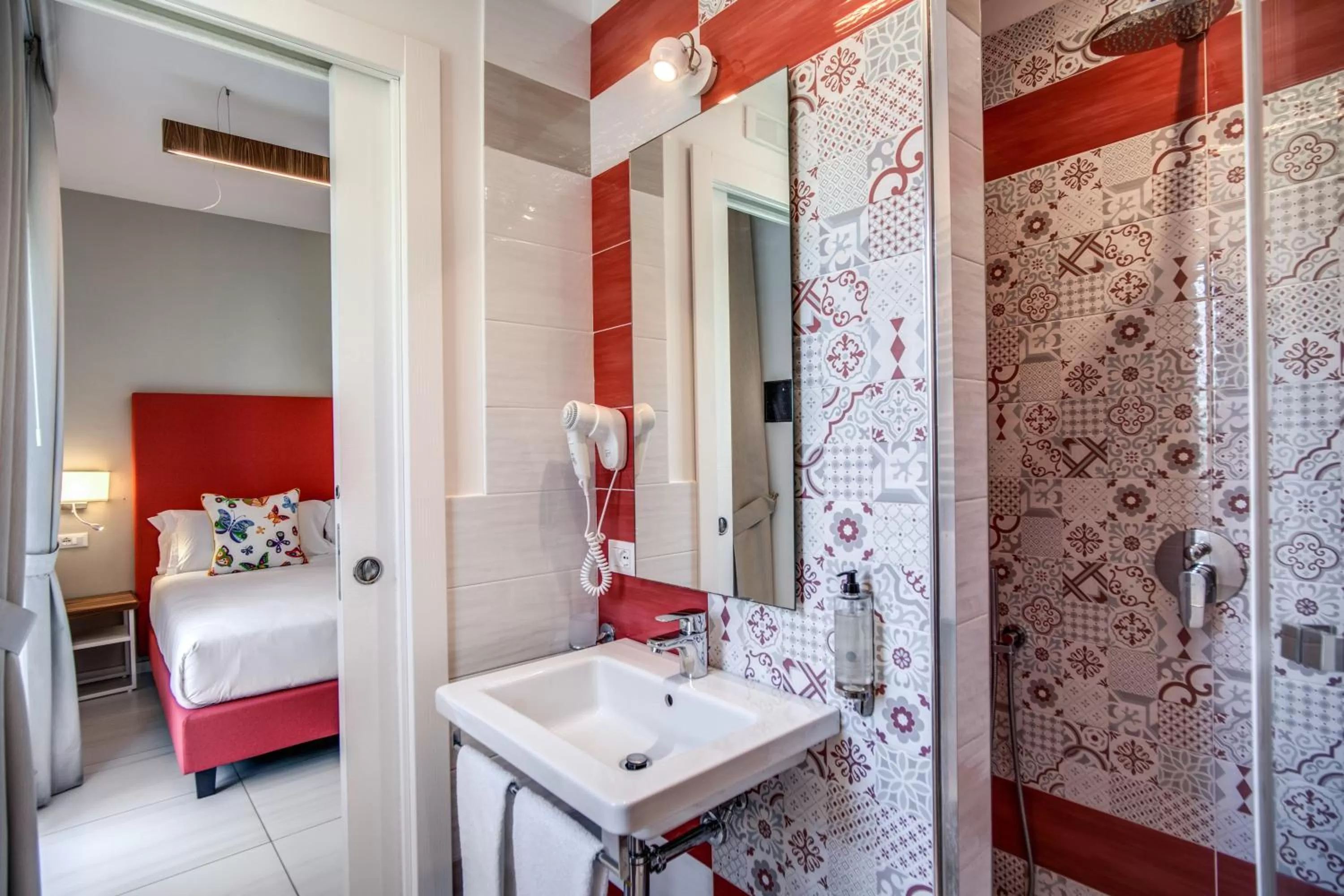 Bathroom, Bed in Hotel Florida