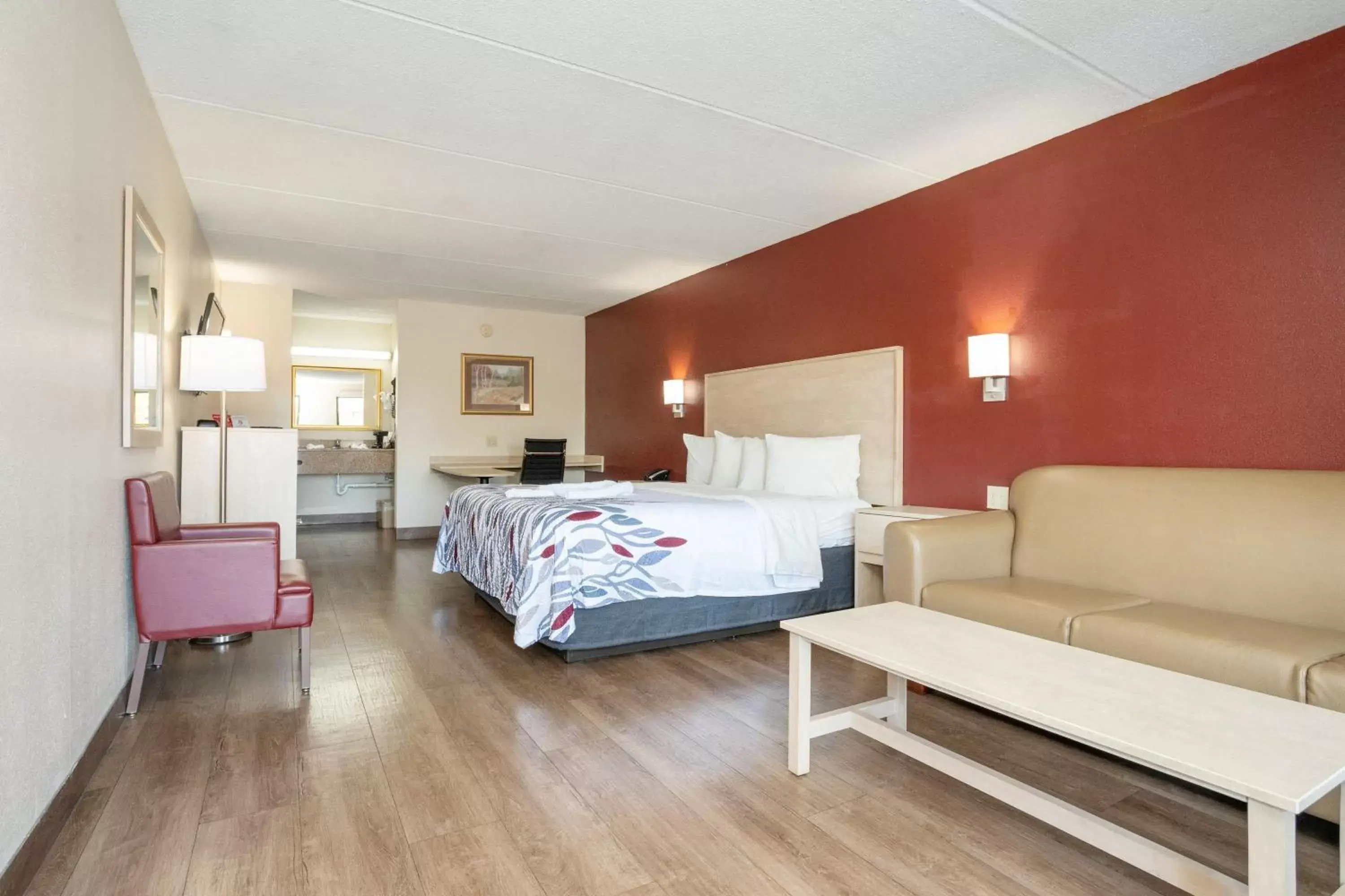 Photo of the whole room, Bed in Red Roof Inn & Suites Pigeon Forge Parkway Photo of the whole room, Bed in Red Roof Inn & Suites Pigeon Forge Parkway