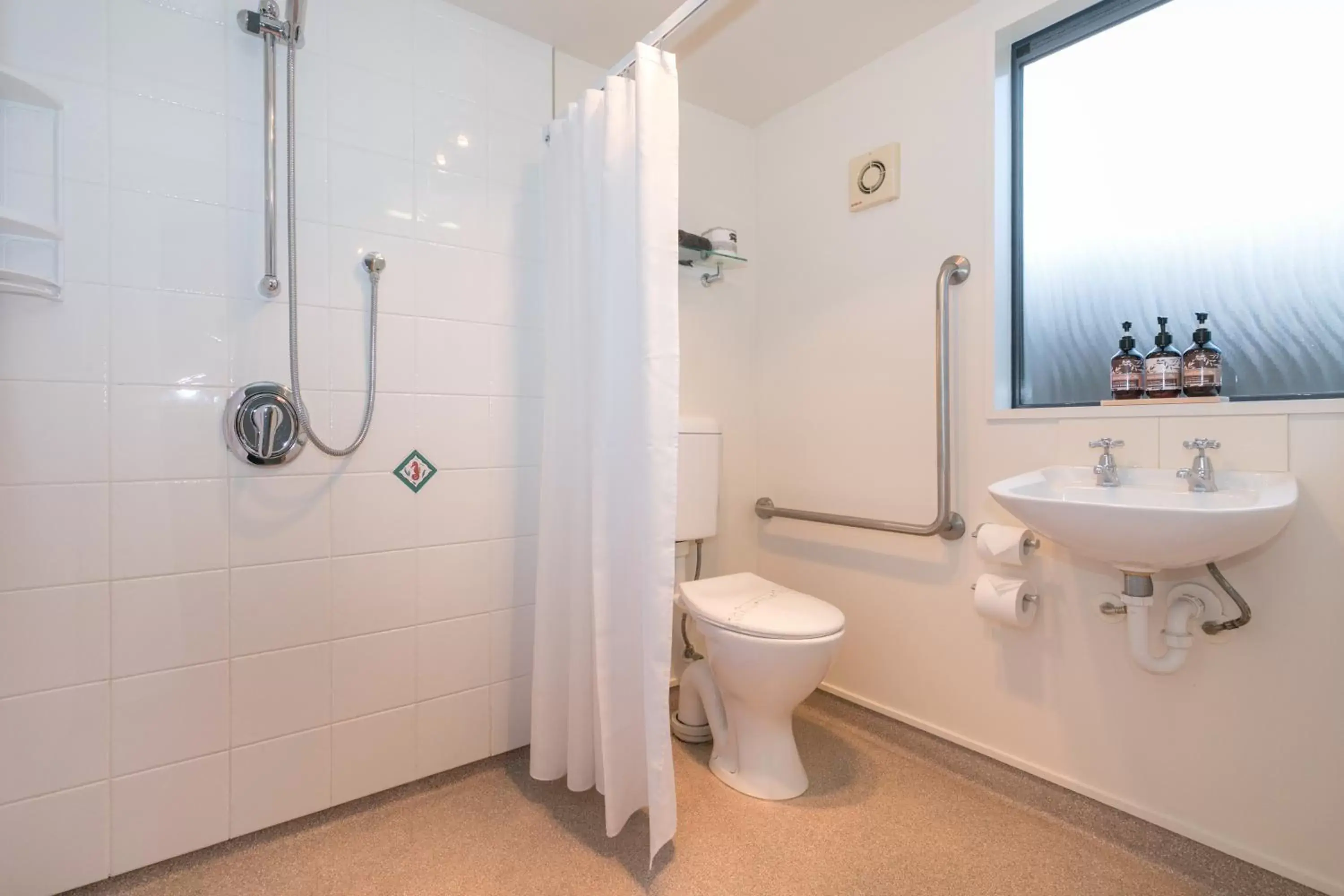 Shower, Bathroom in Bella Vista Motel Lake Wanaka