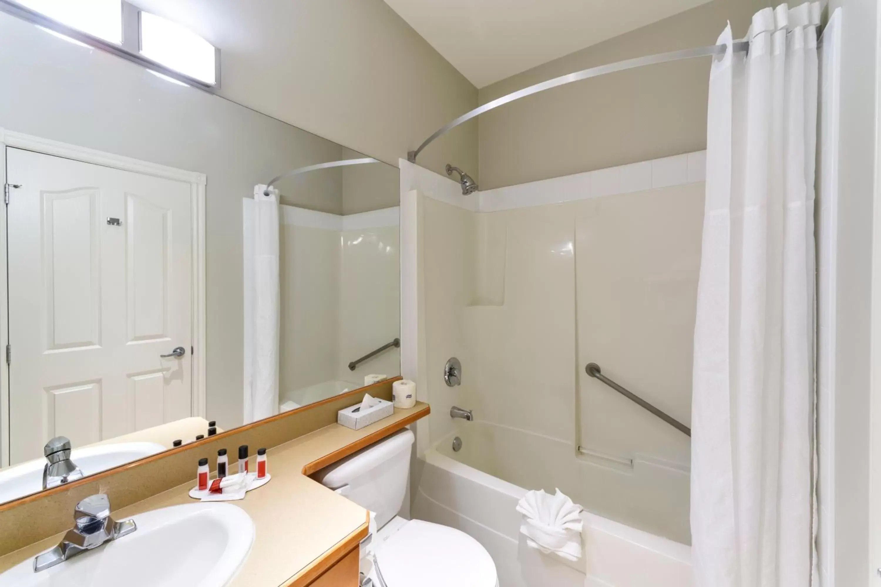 Shower, Bathroom in Ramada by Wyndham Penticton Hotel & Suites