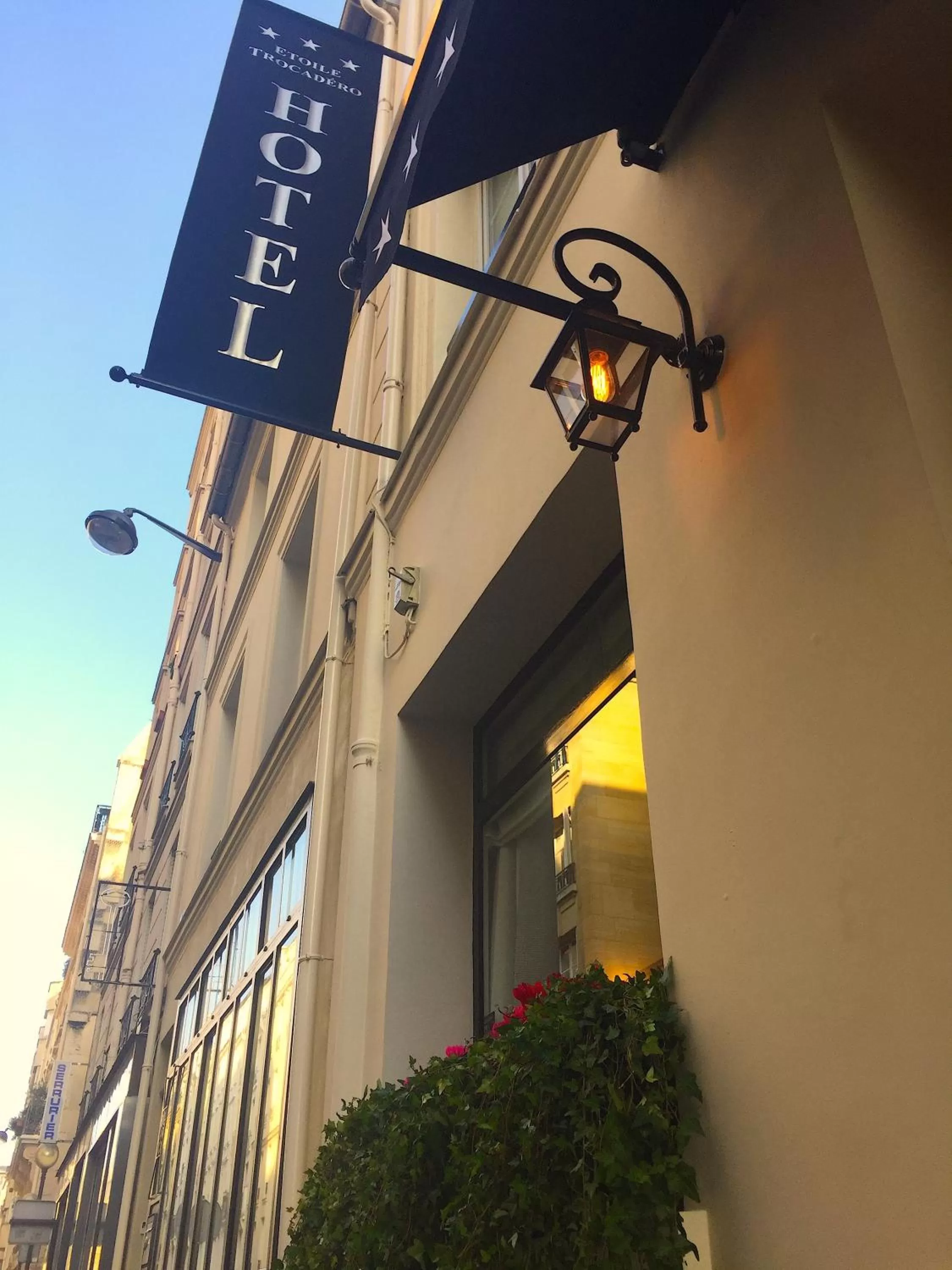 Facade/entrance in Hôtel Etoile Trocadéro