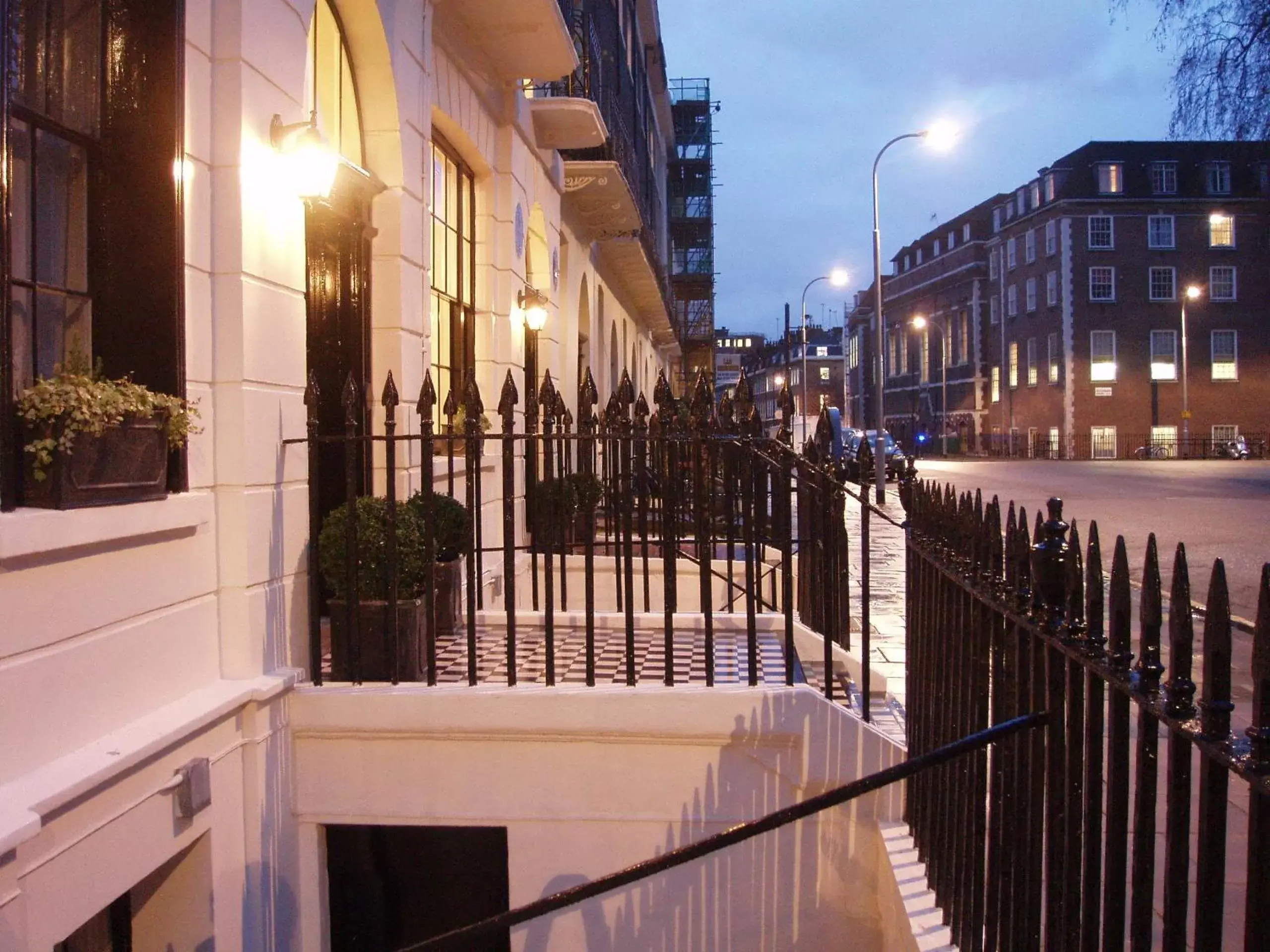 Facade/entrance, Balcony/Terrace in The Goodenough Hotel London