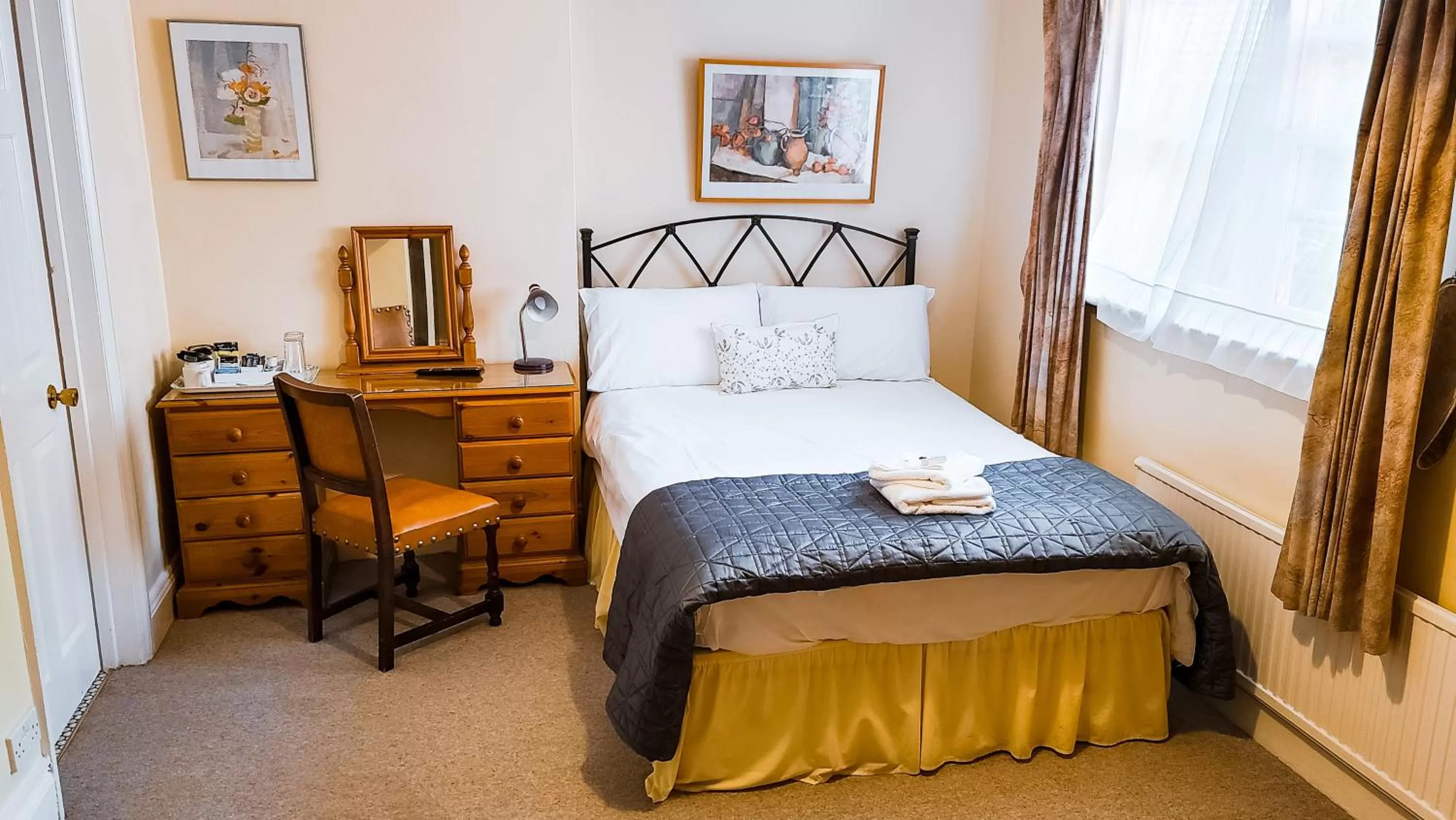 Photo of the whole room, Bed in Pickwicks Guest House