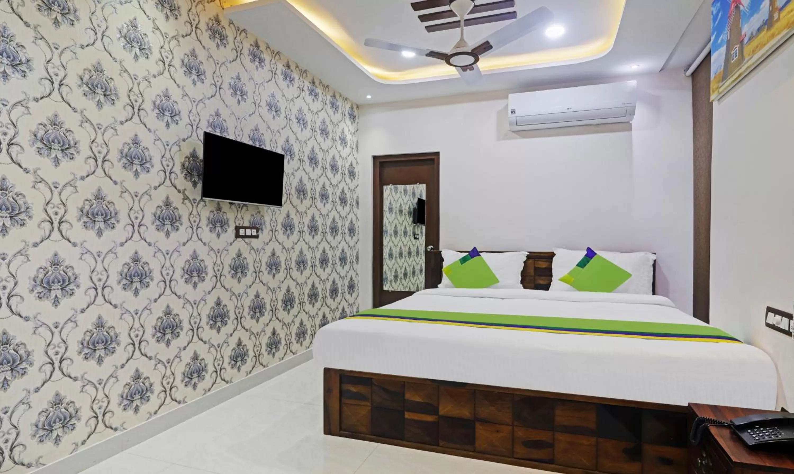 Bedroom, Bed in Itsy Hotels J A Royal Suites Manikonda