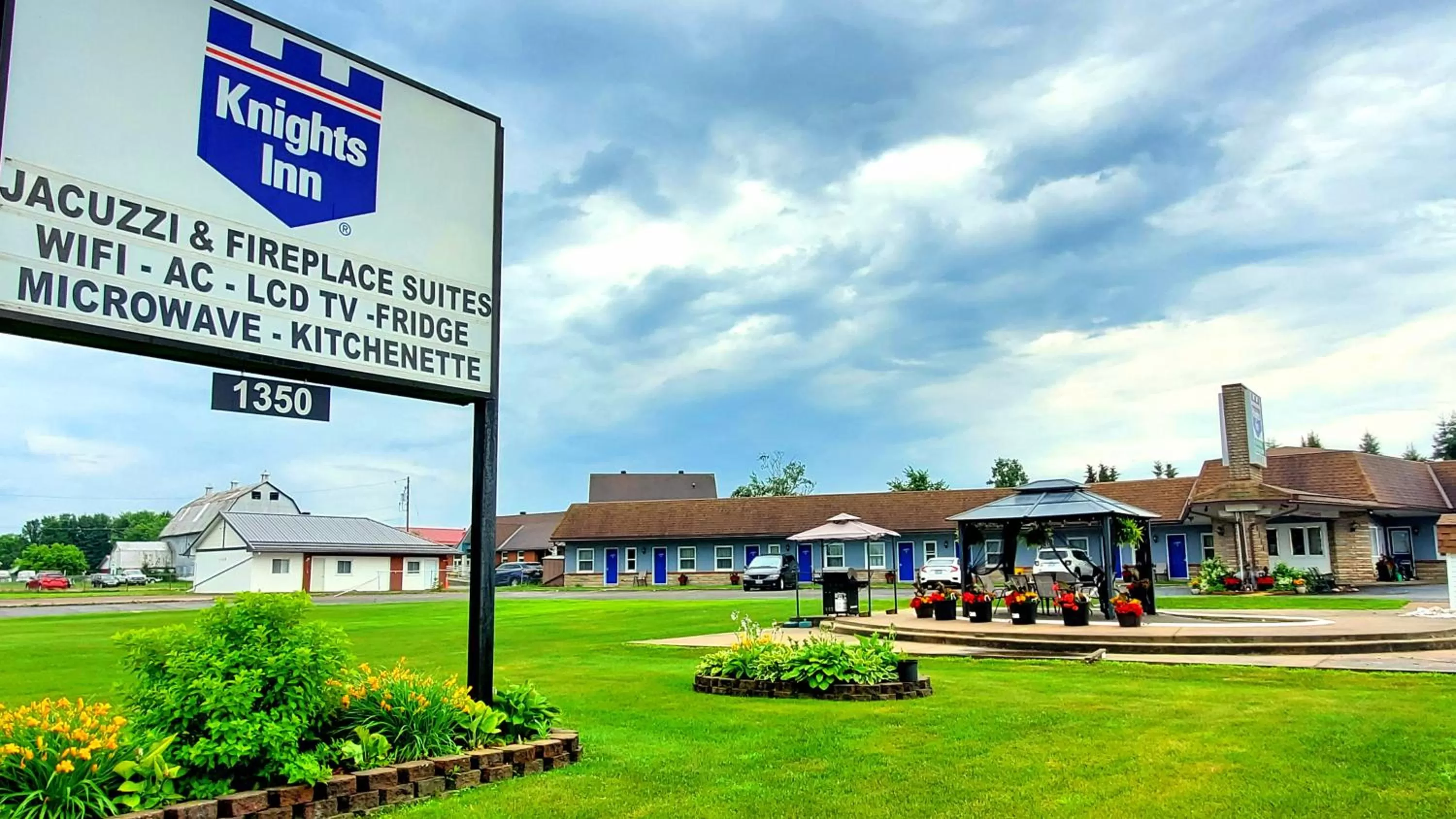 Property building in Knights Inn Colonial Fireside Inn