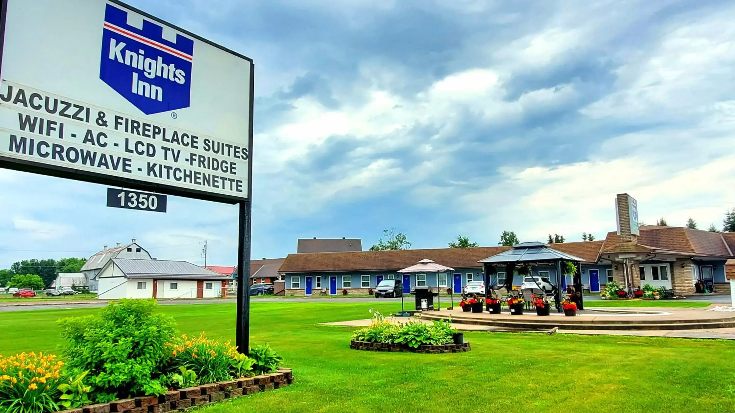 Property building in Knights Inn Colonial Fireside Inn Property building in Knights Inn Colonial Fireside Inn