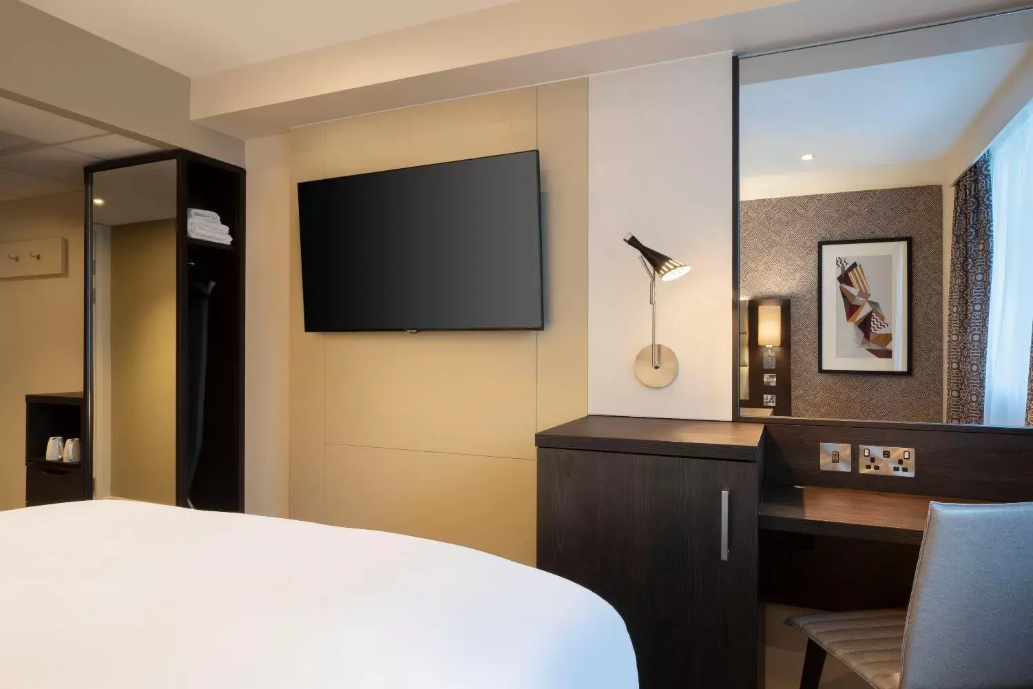 Bedroom, TV/Entertainment Center in Leonardo Hotel Chester