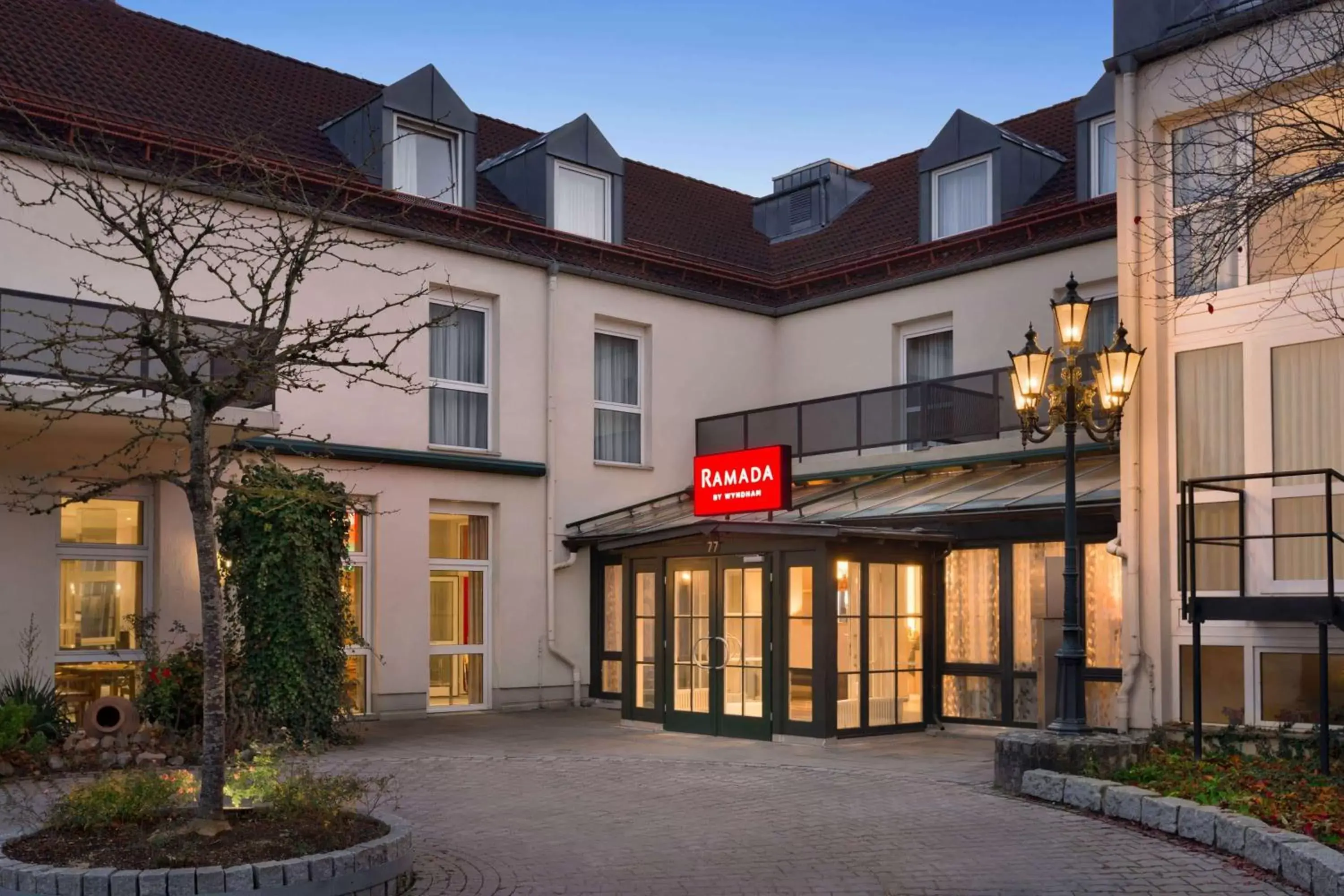 Property building in Ramada by Wyndham München Airport Property building in Ramada by Wyndham München Airport