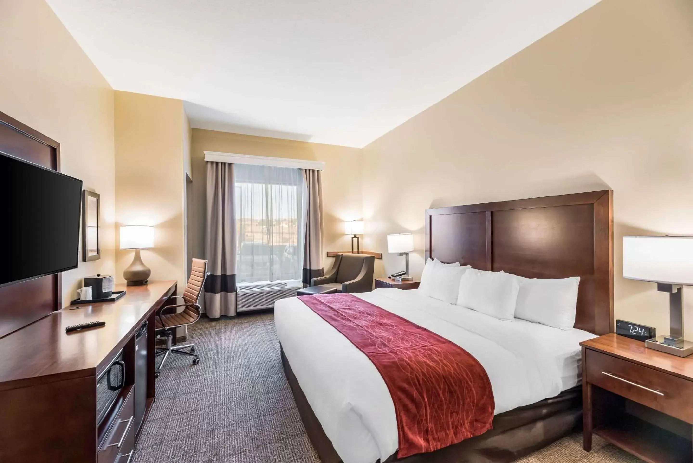 Photo of the whole room, TV/Entertainment Center in Comfort Inn & Suites Zion Park Area