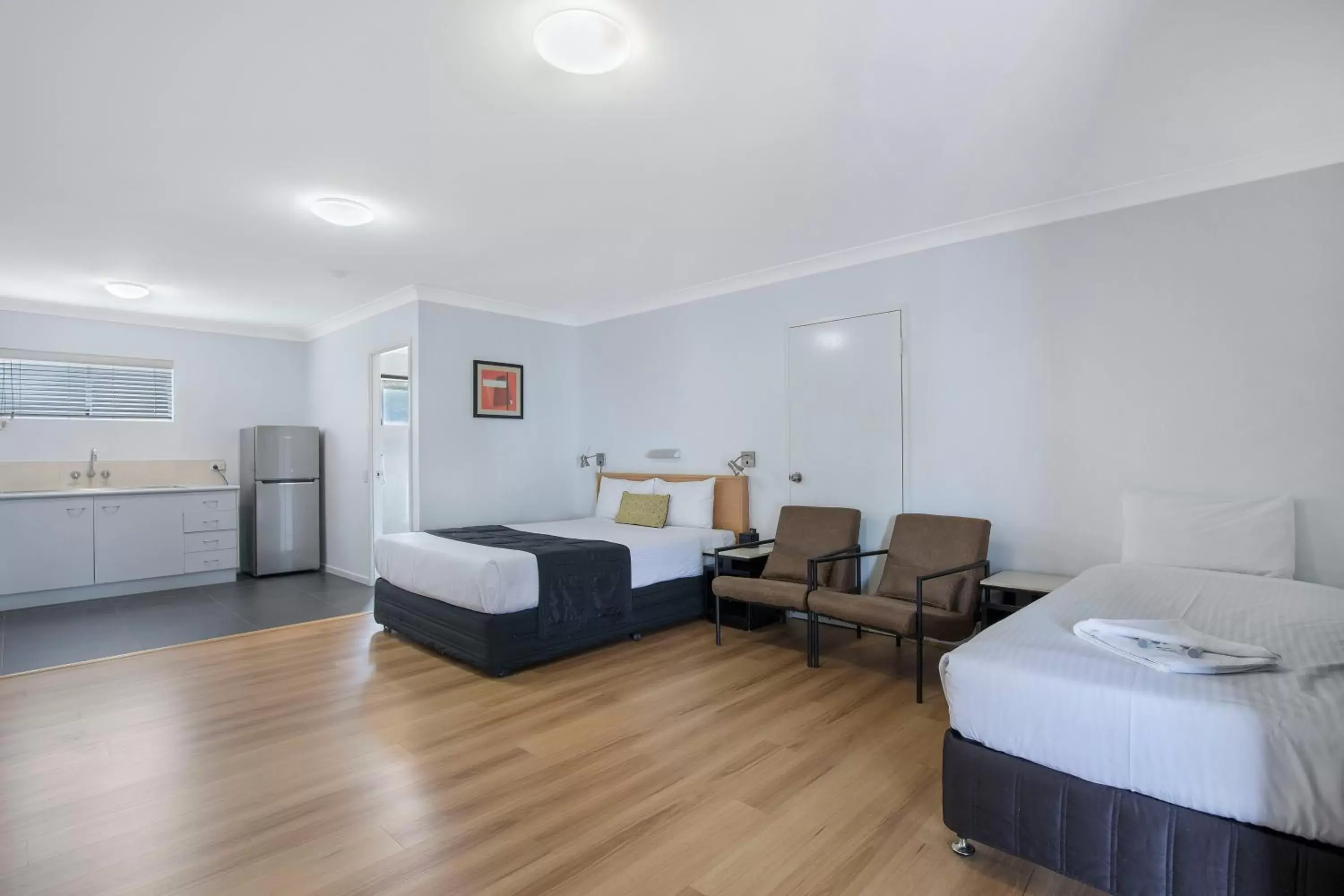 Bed, Seating Area in Comfort Inn North Brisbane