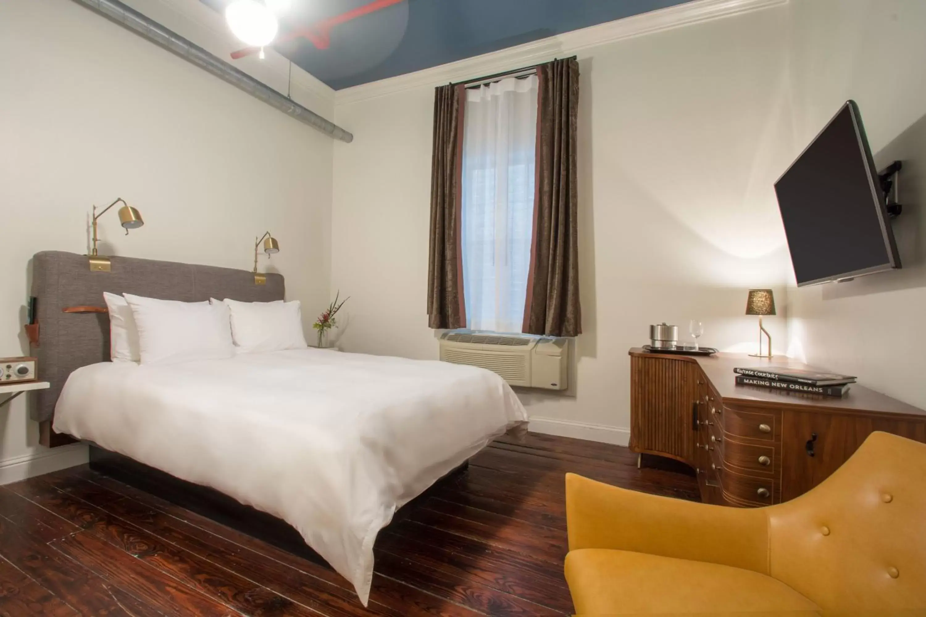 Photo of the whole room, Bed in The Old No. 77 Hotel & Chandlery