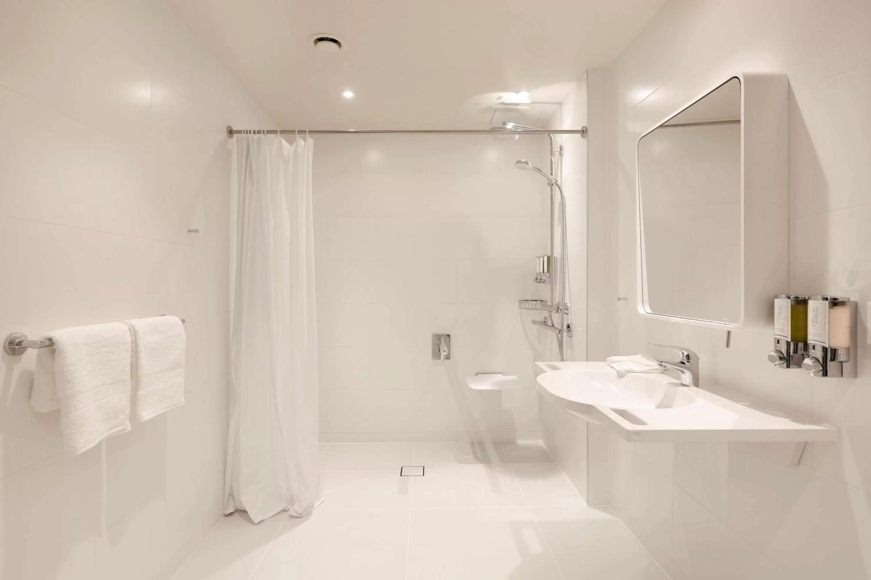 Bathroom in Hampton by Hilton Krakow Airport