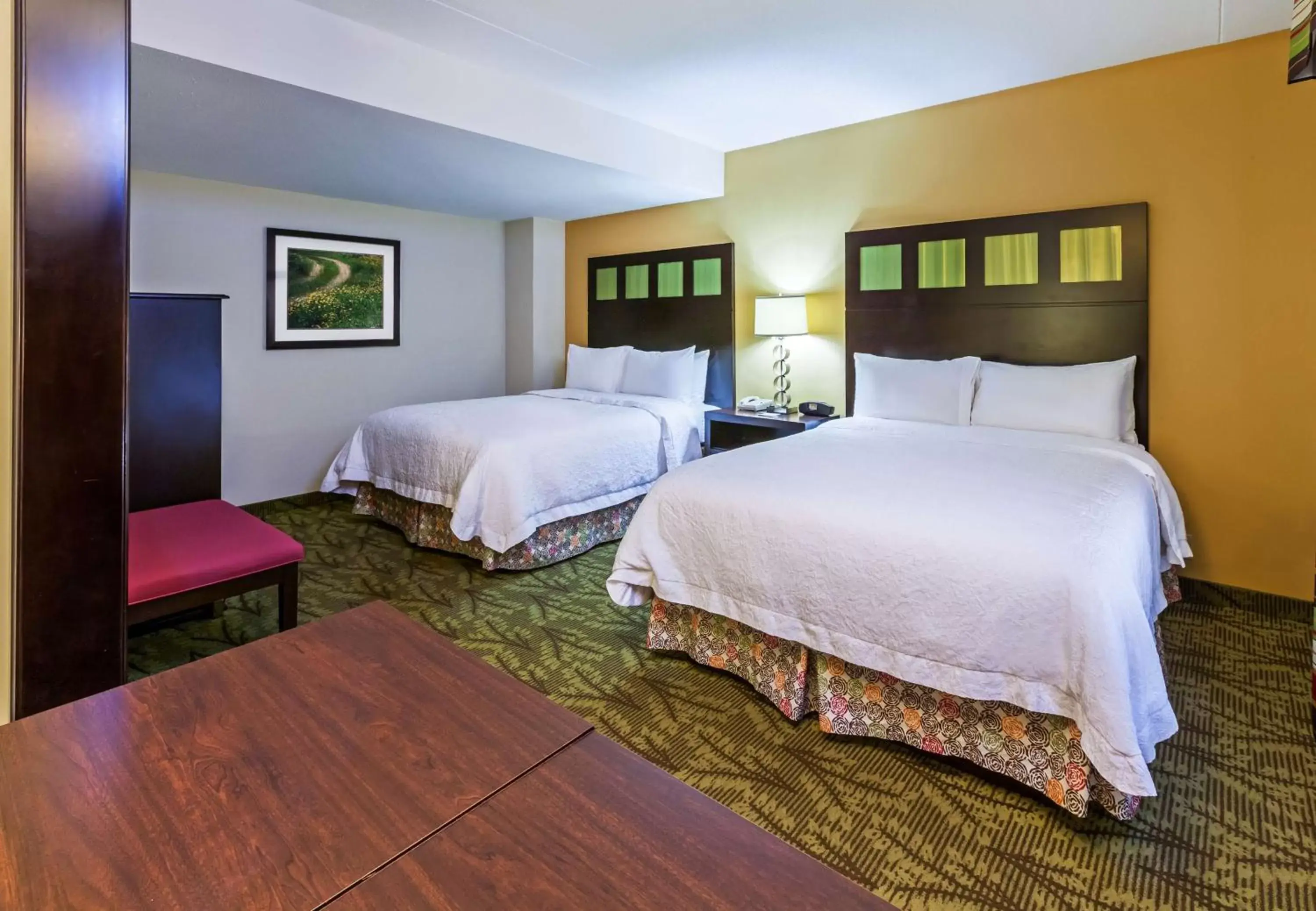 Bed in Hampton Inn & Suites Tulsa-Woodland Hills