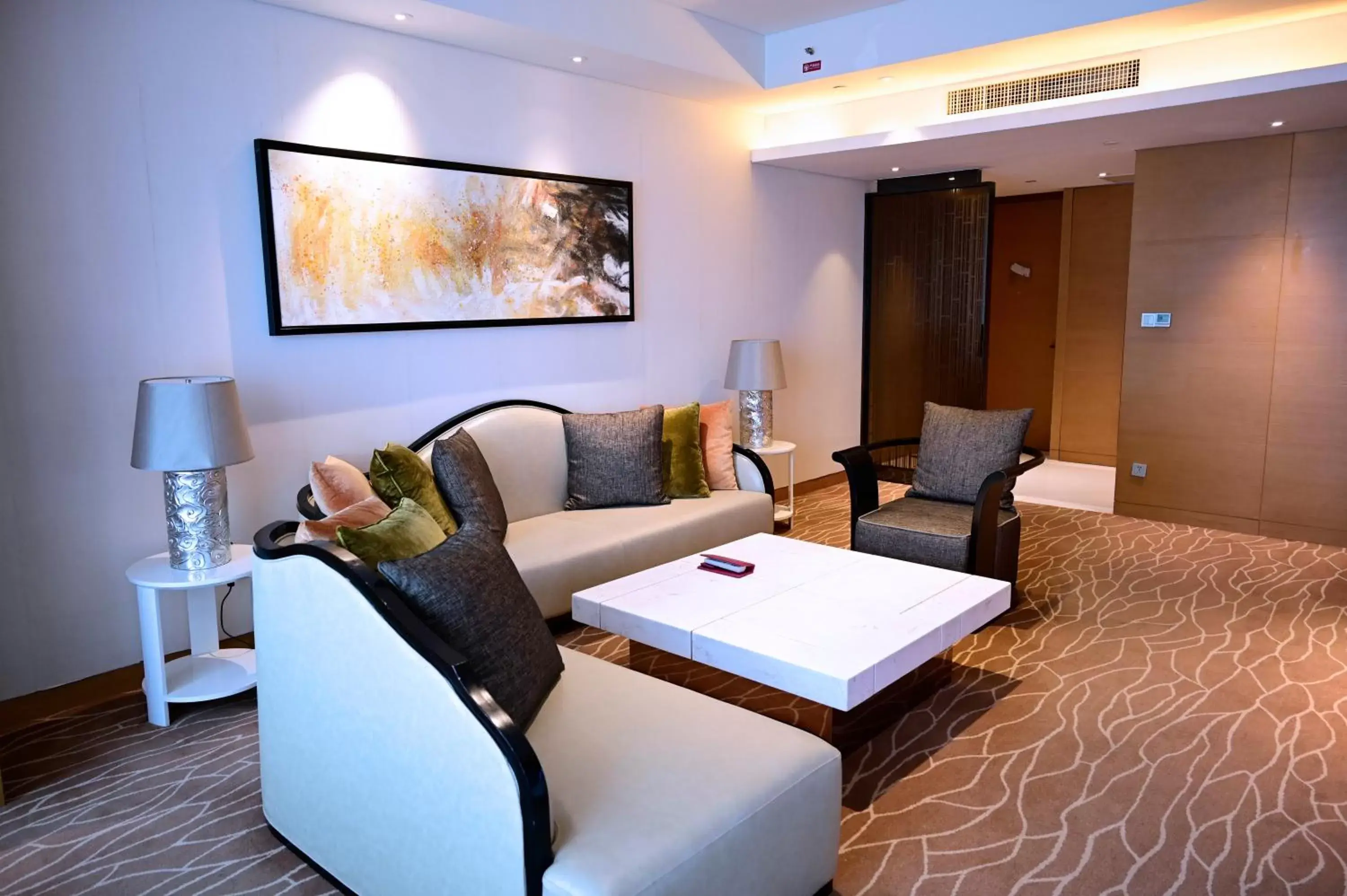 Photo of the whole room, Seating Area in Crowne Plaza Yangzhou, an IHG Hotel