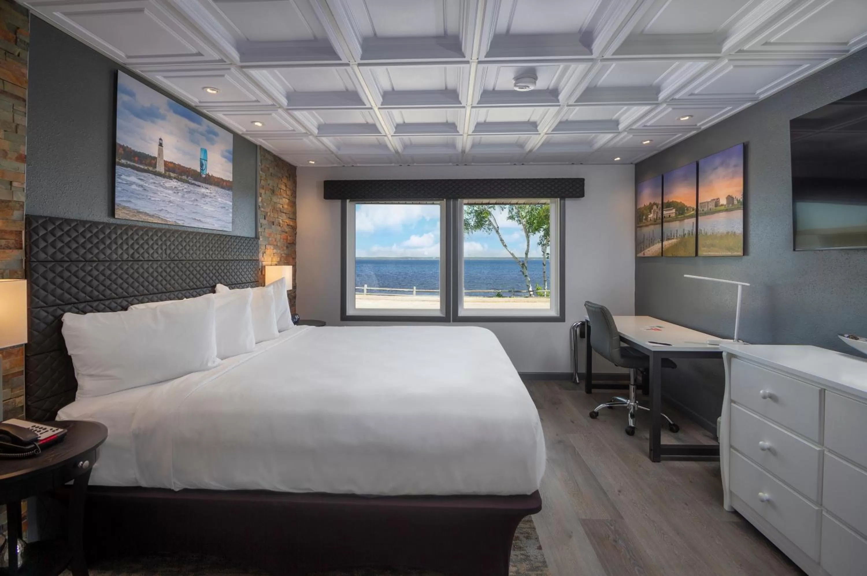 Bedroom, Bed in Terrace Bay Hotel - Lakefront