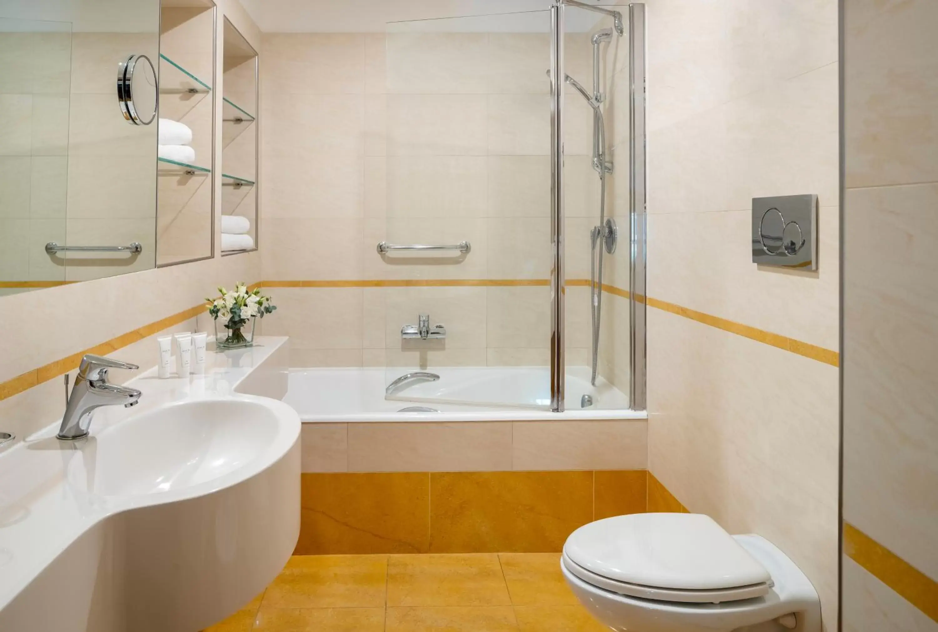 Bathroom in UNAHOTELS Galles Milano