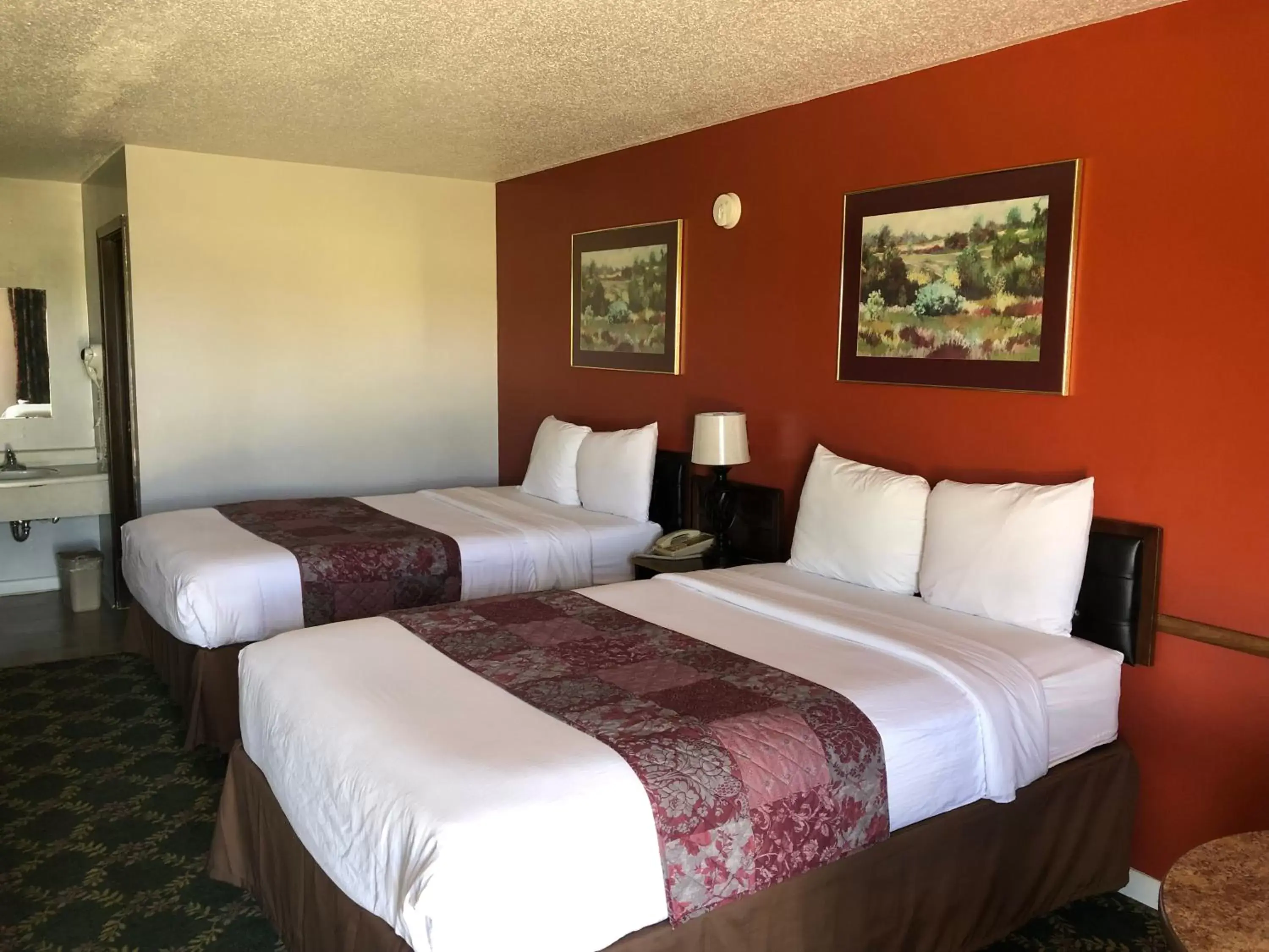 Bedroom, Bed in Budget Host Inn