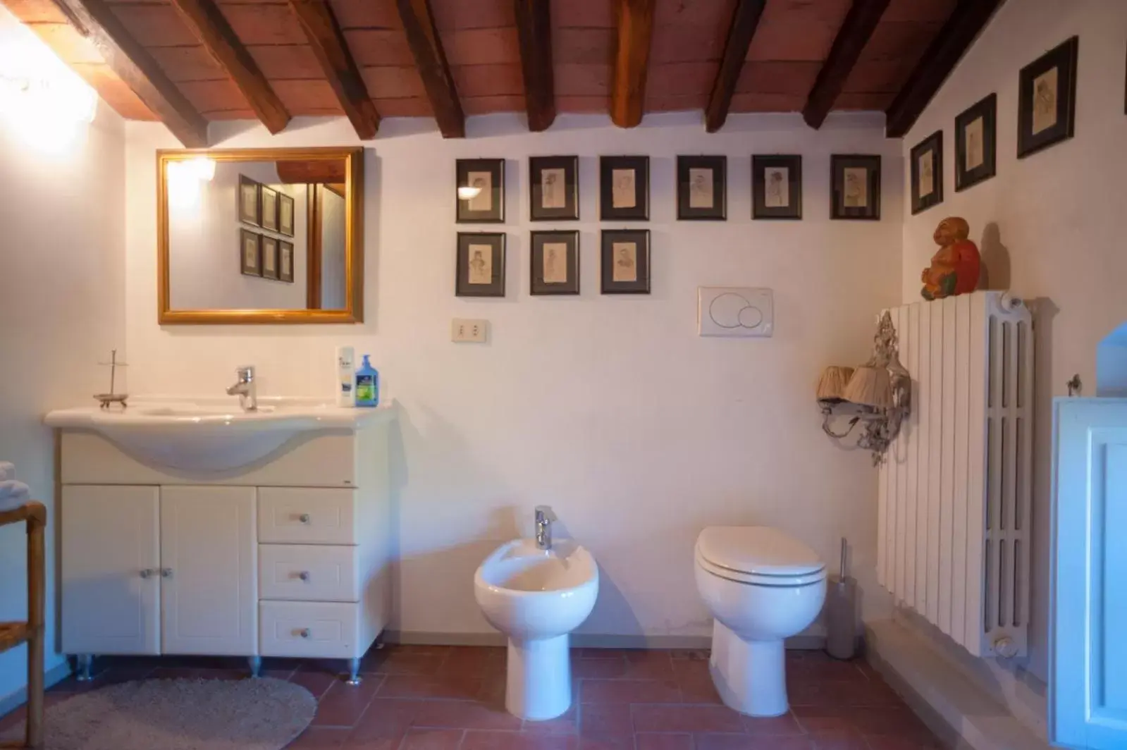 Bathroom in Villa Marinsky Pietrasanta