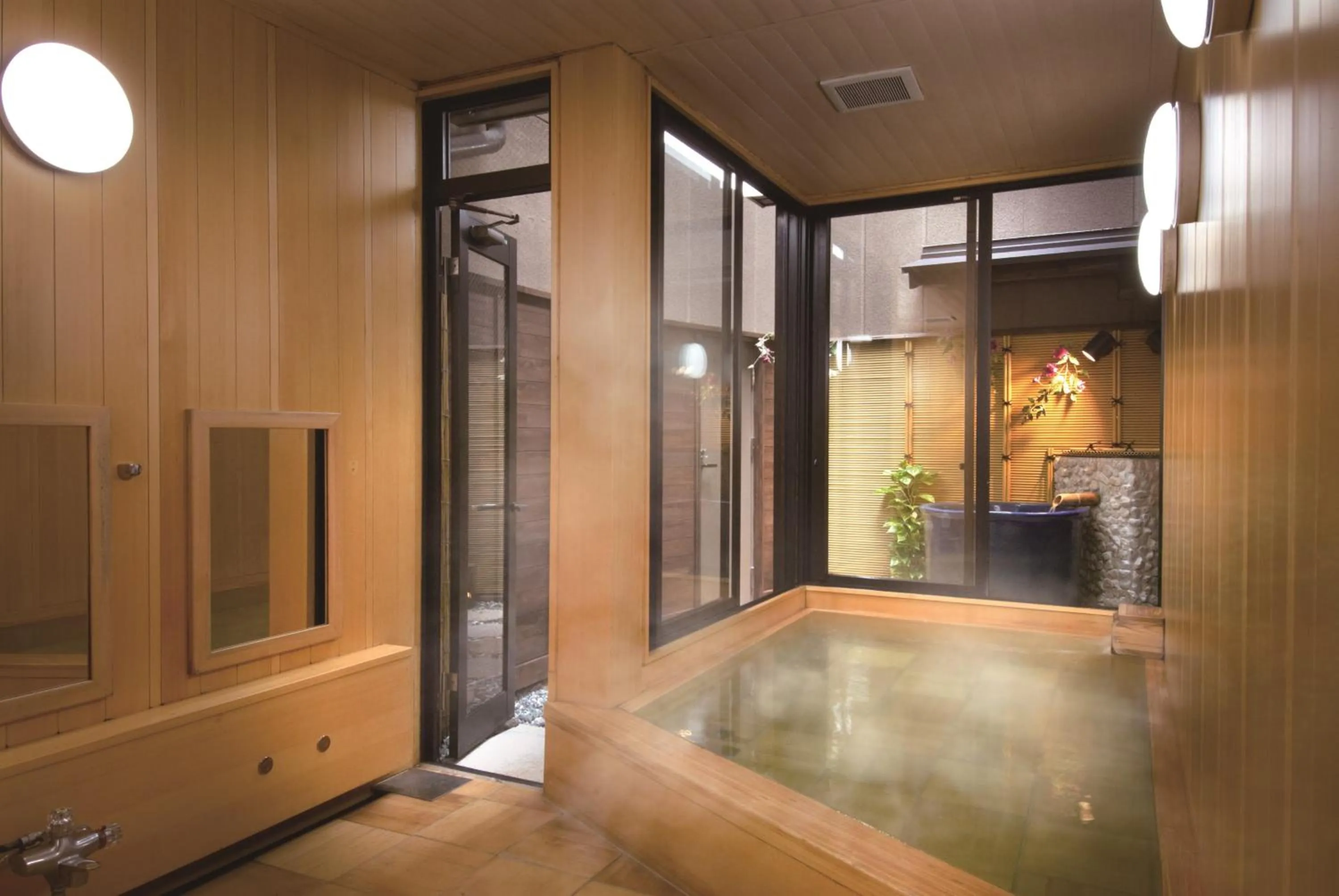 Hot Spring Bath in Ryokan Tanabe 旅館田邊