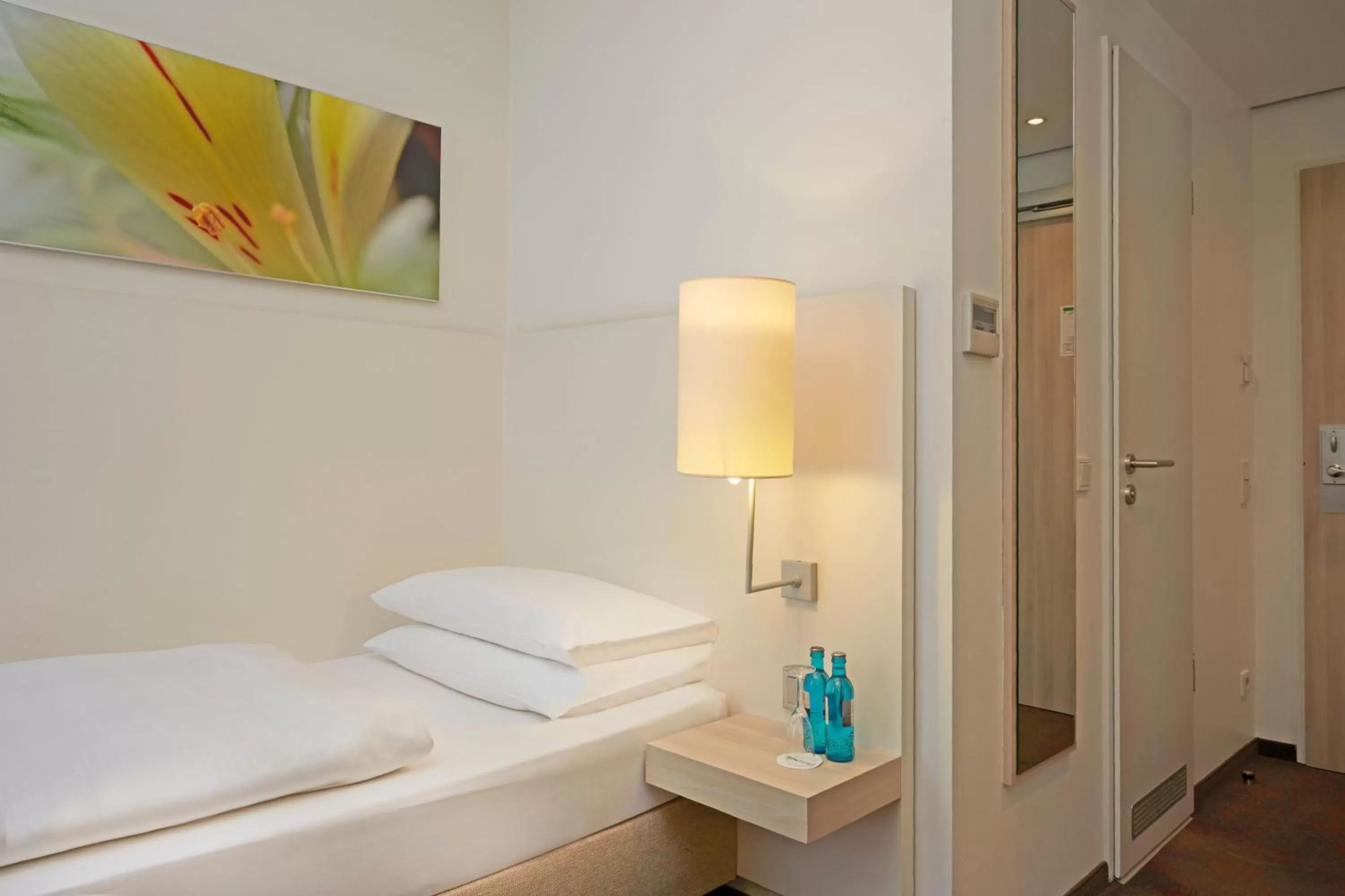 Photo of the whole room, Bed in H+ Hotel München