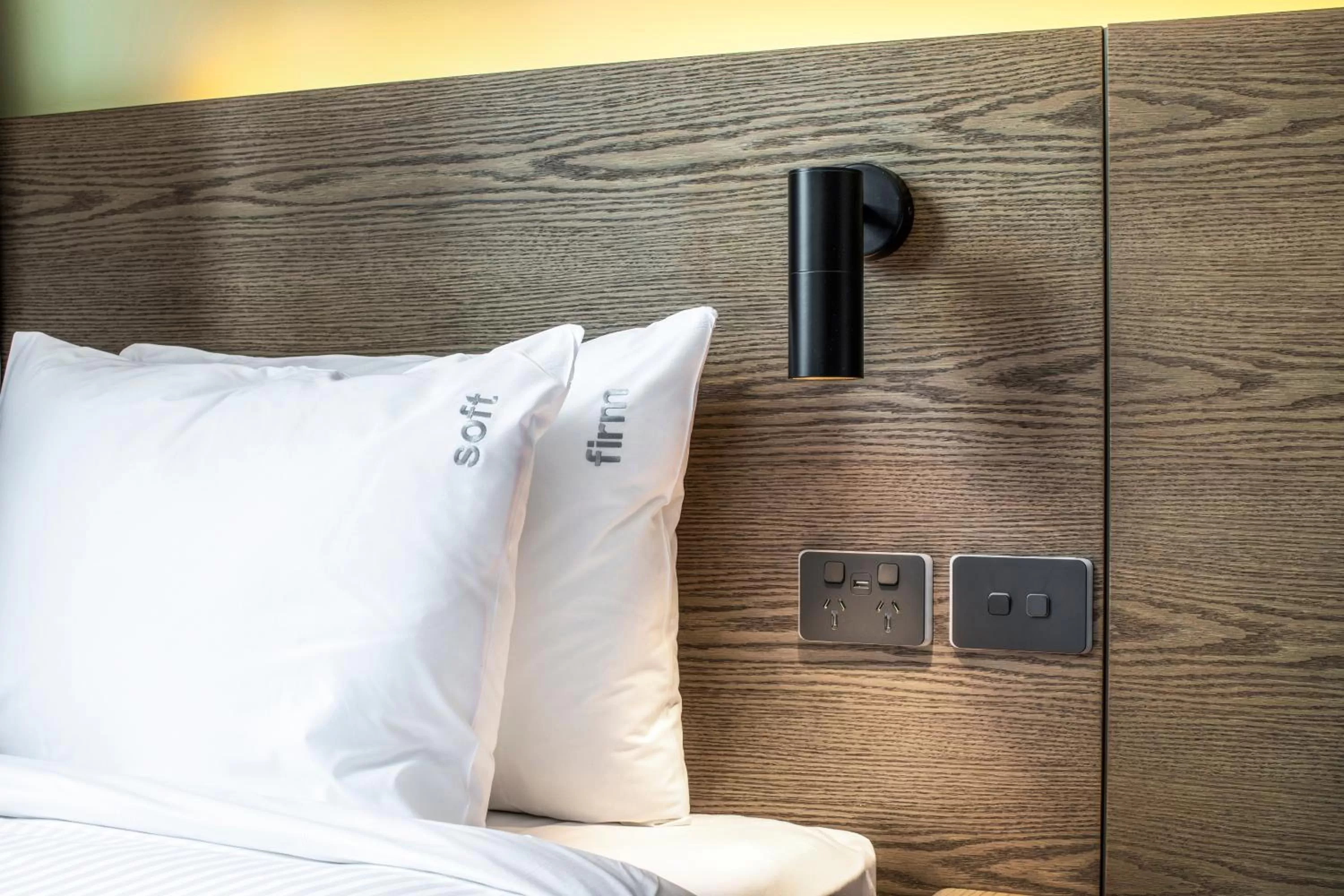 Bed in Holiday Inn Express Melbourne Little Collins by IHG