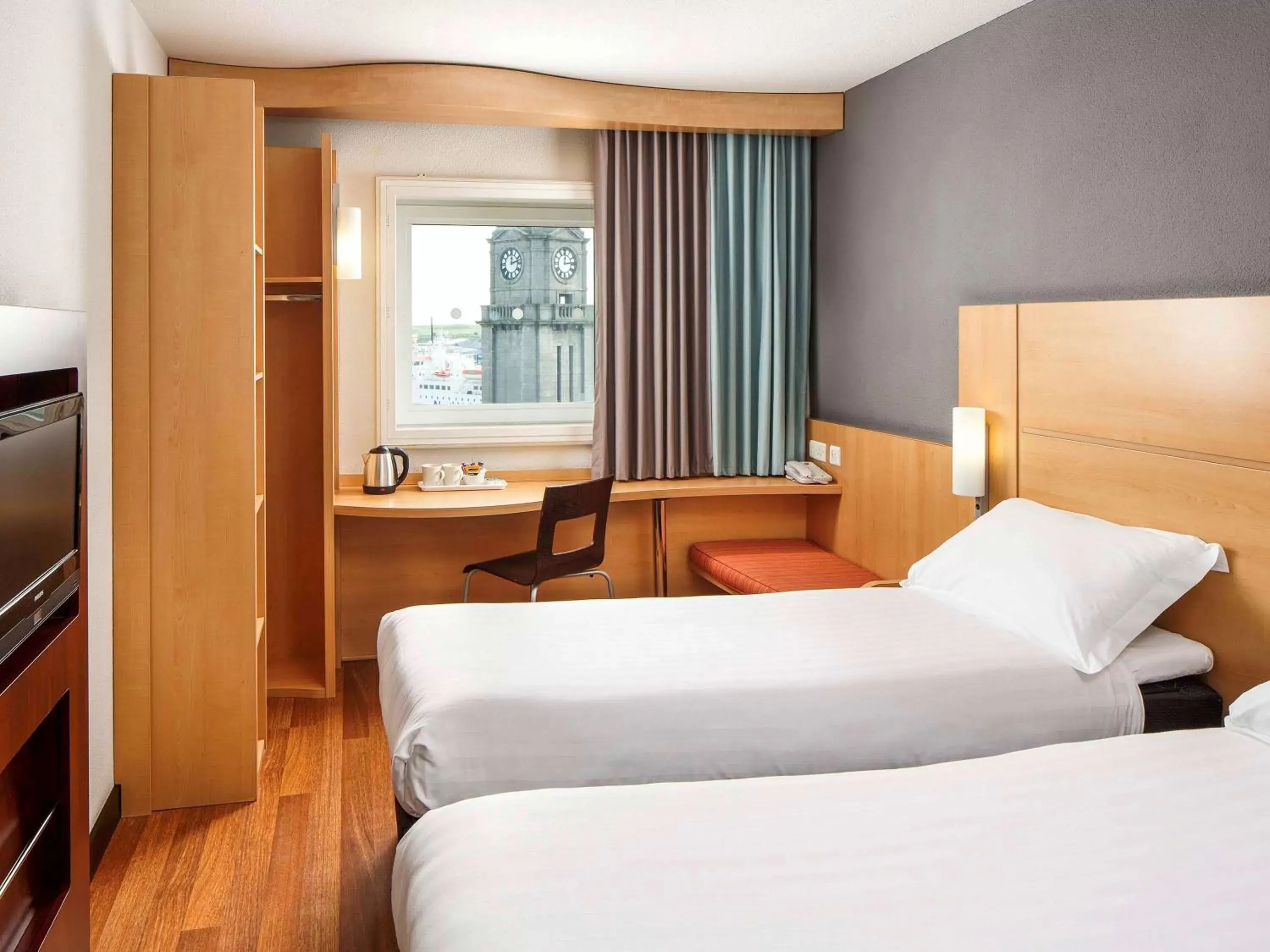 Photo of the whole room, Bed in ibis Aberdeen Centre – Quayside