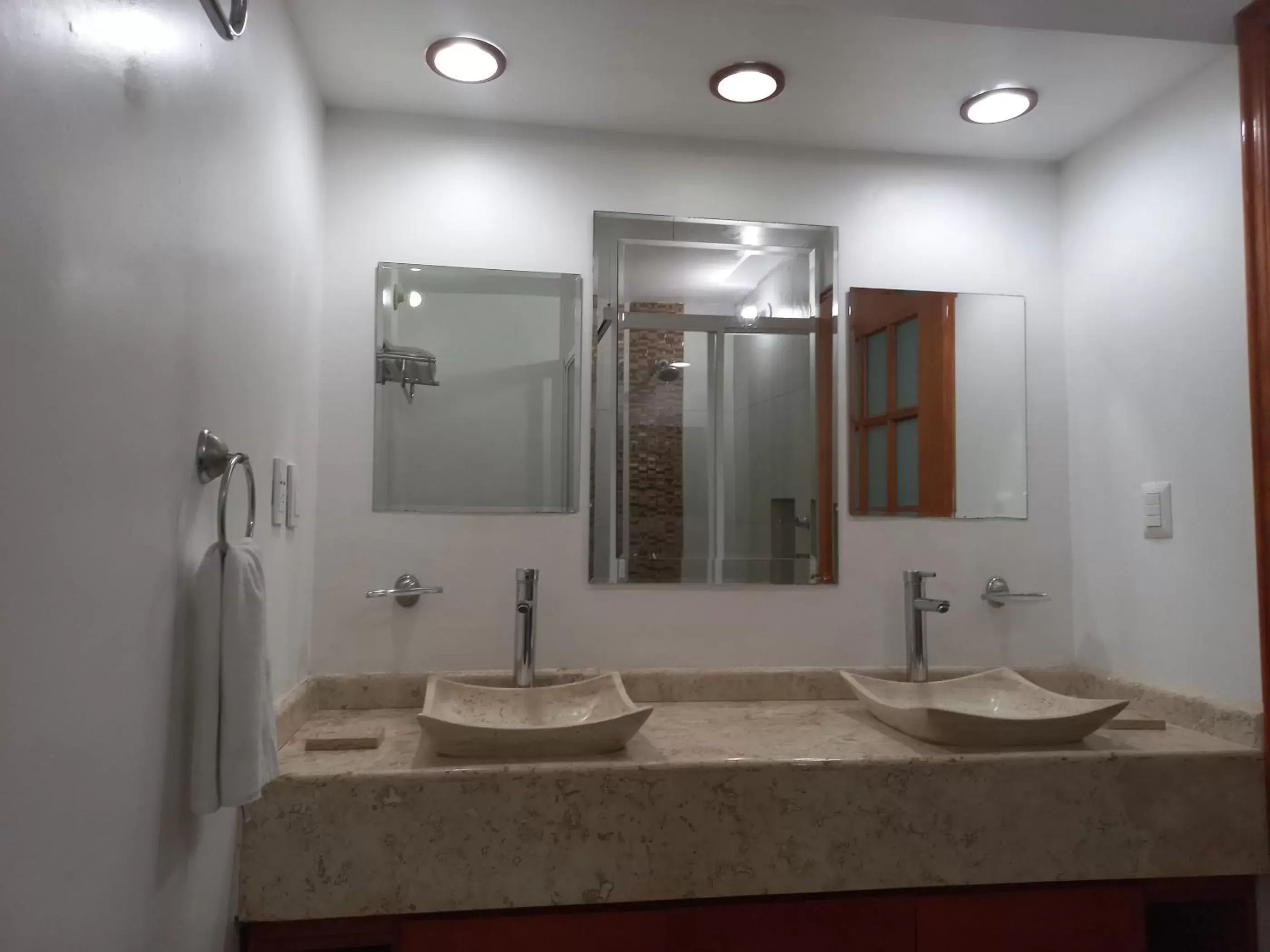 Bathroom in La Aurora Hotel Like Home