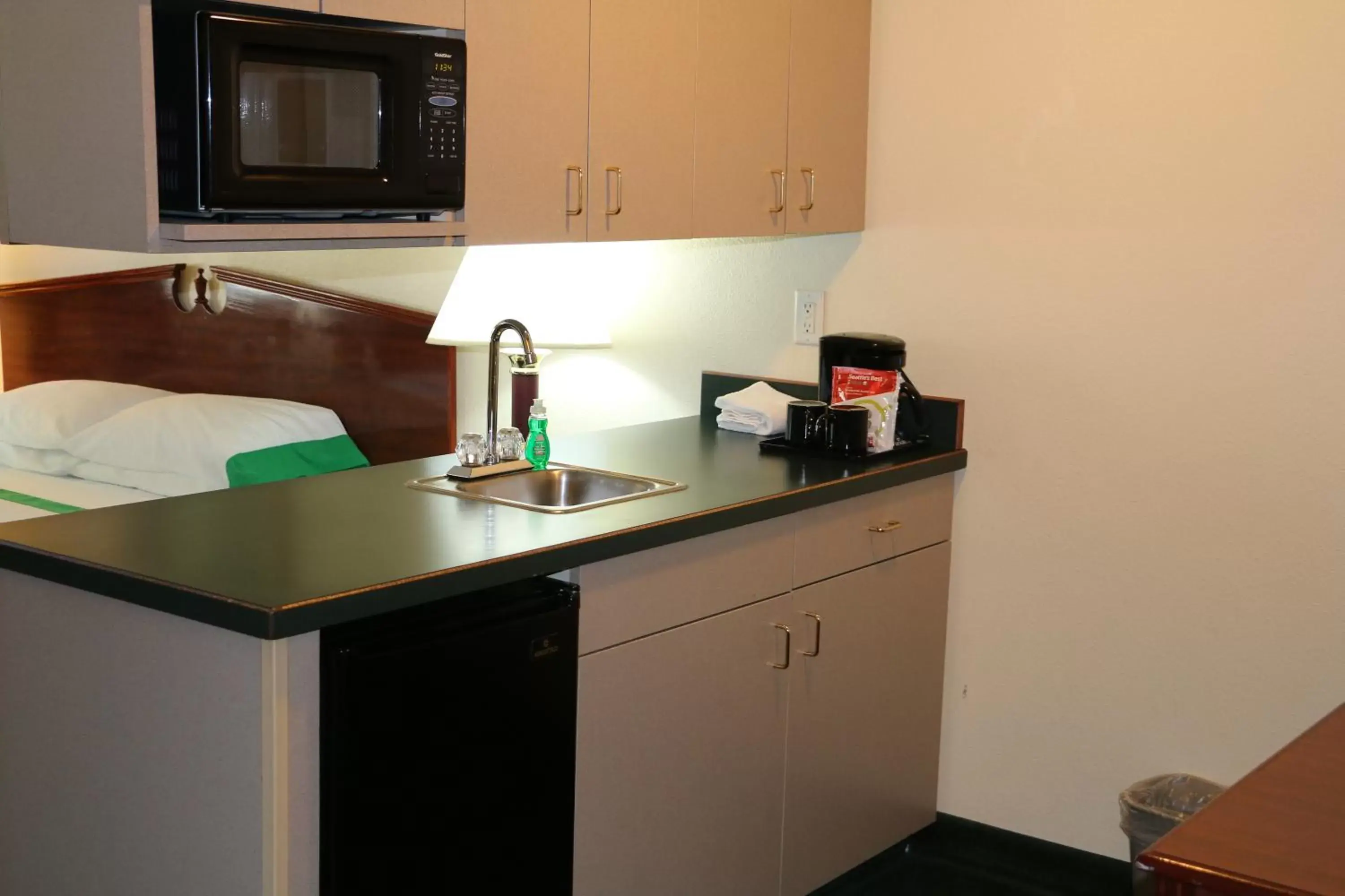 Kitchen or kitchenette in GuestHouse Inn & Suites Kelso/Longview