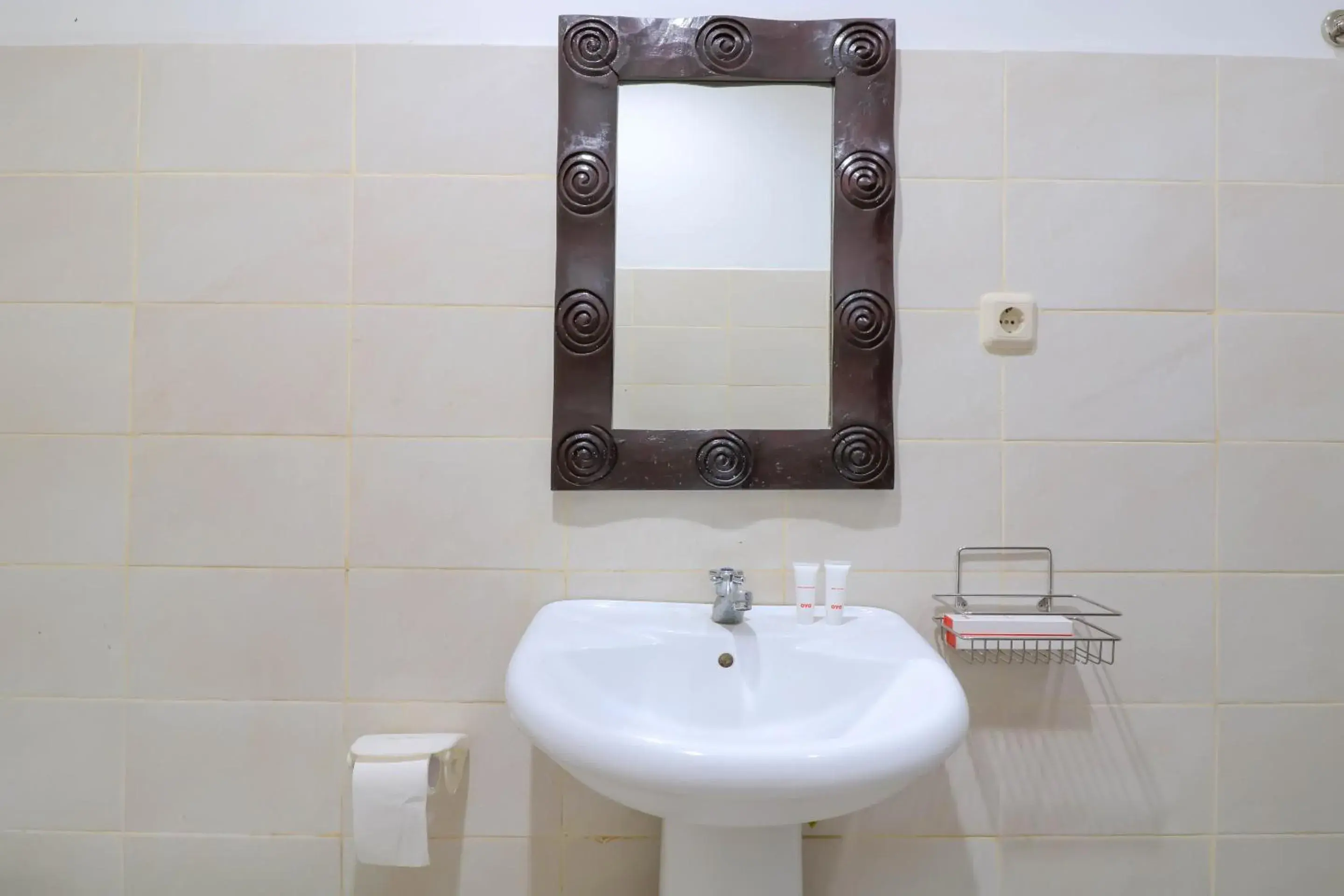 Bathroom in OYO 1666 Grand Pudjawan Hotel