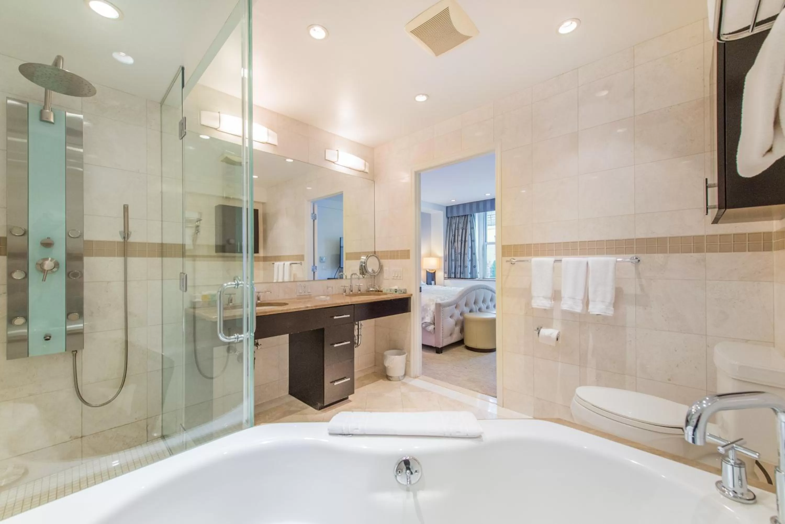 Bathroom in Lombardy Hotel