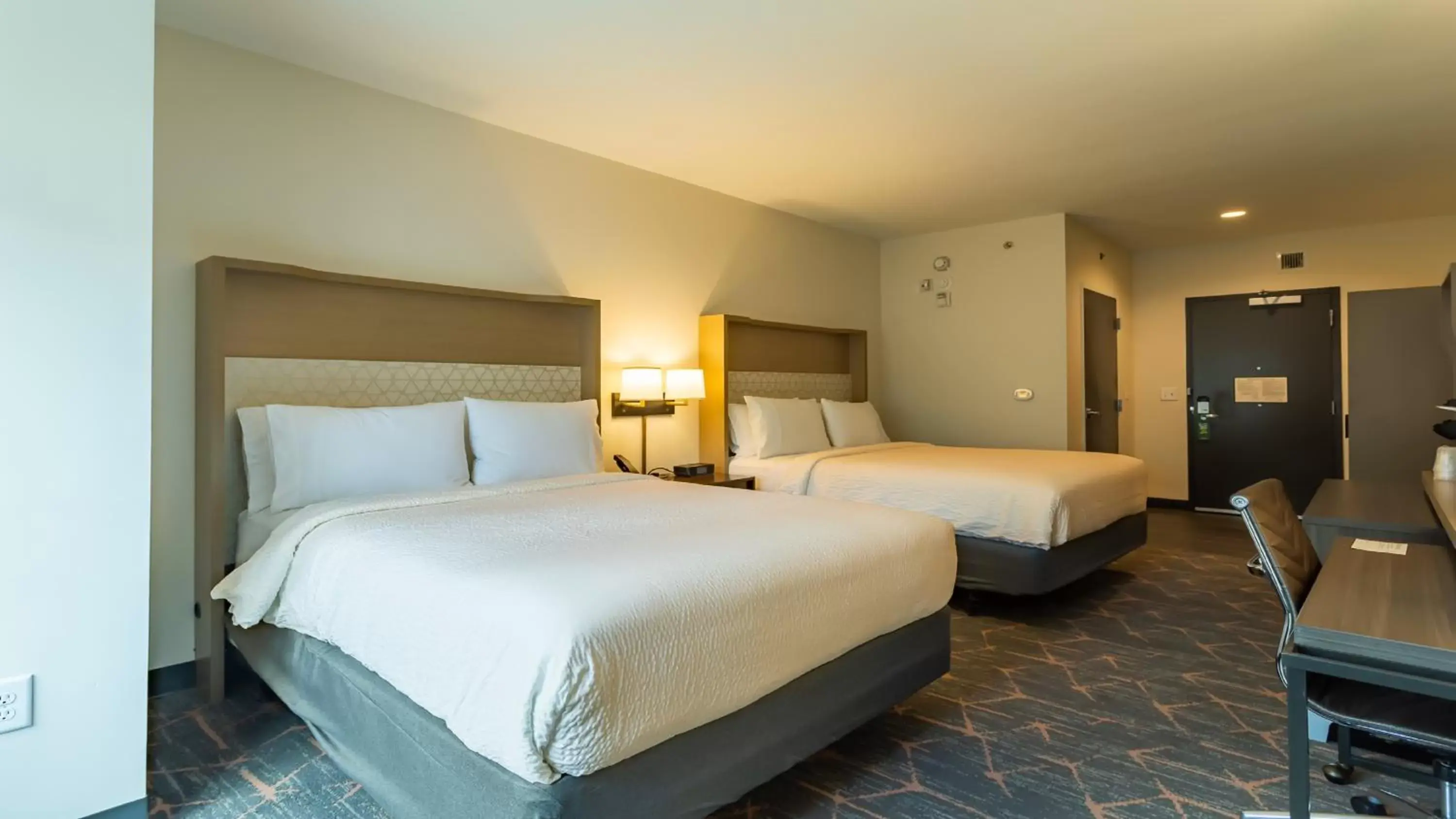 hair dresser, Bed in Holiday Inn & Suites Atlanta Perimeter Dunwoody, an IHG Hotel