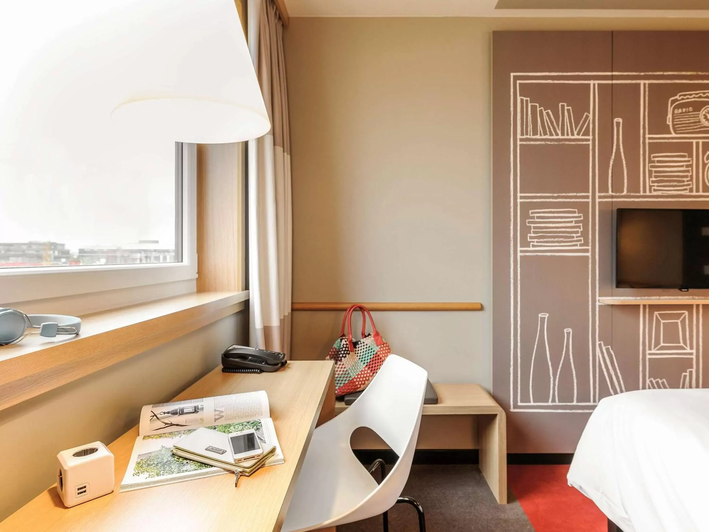 Photo of the whole room, TV/Entertainment Center in Ibis München City Arnulfpark