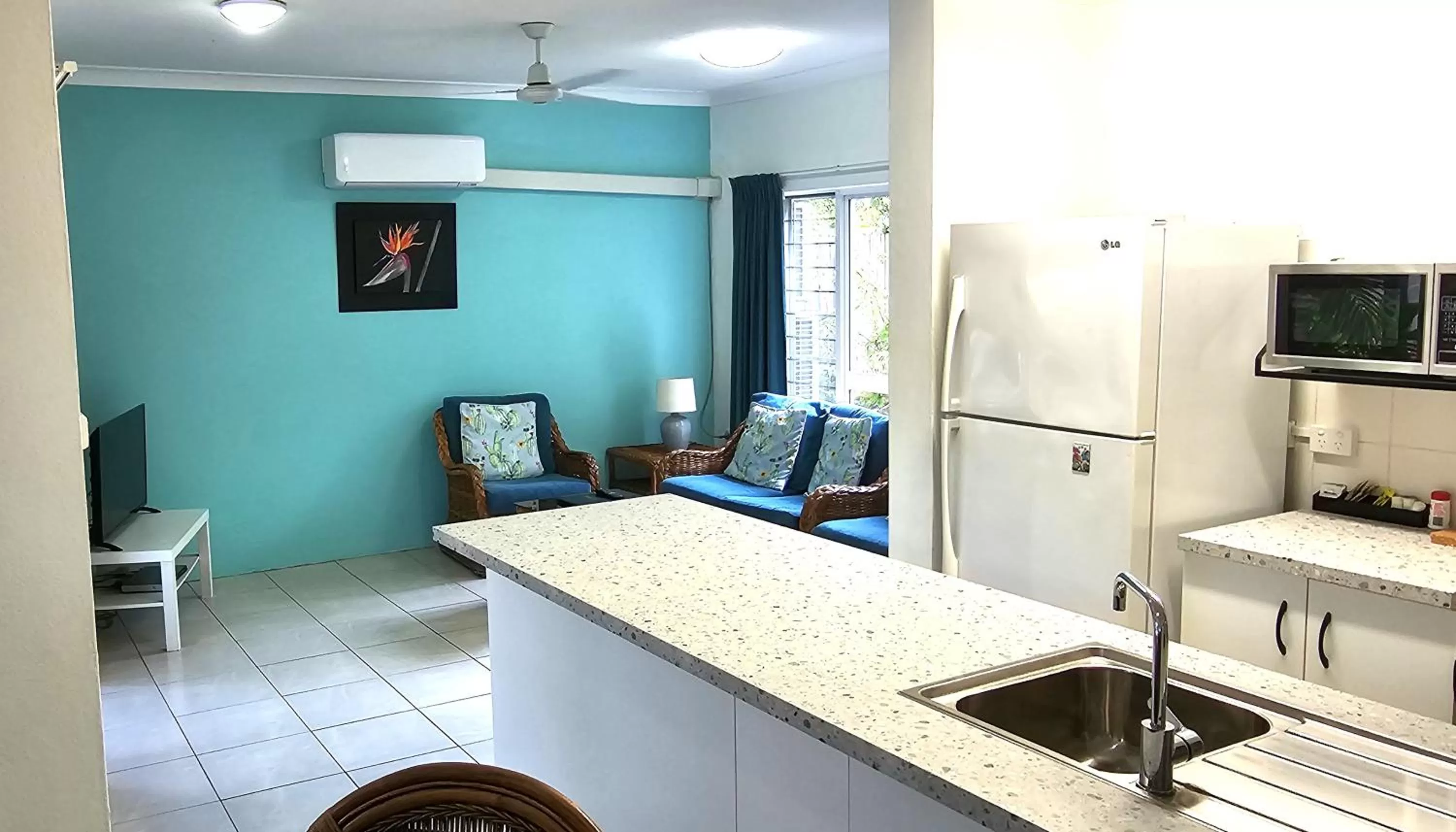 Kitchen or kitchenette in Mango Tree Holiday Apartments