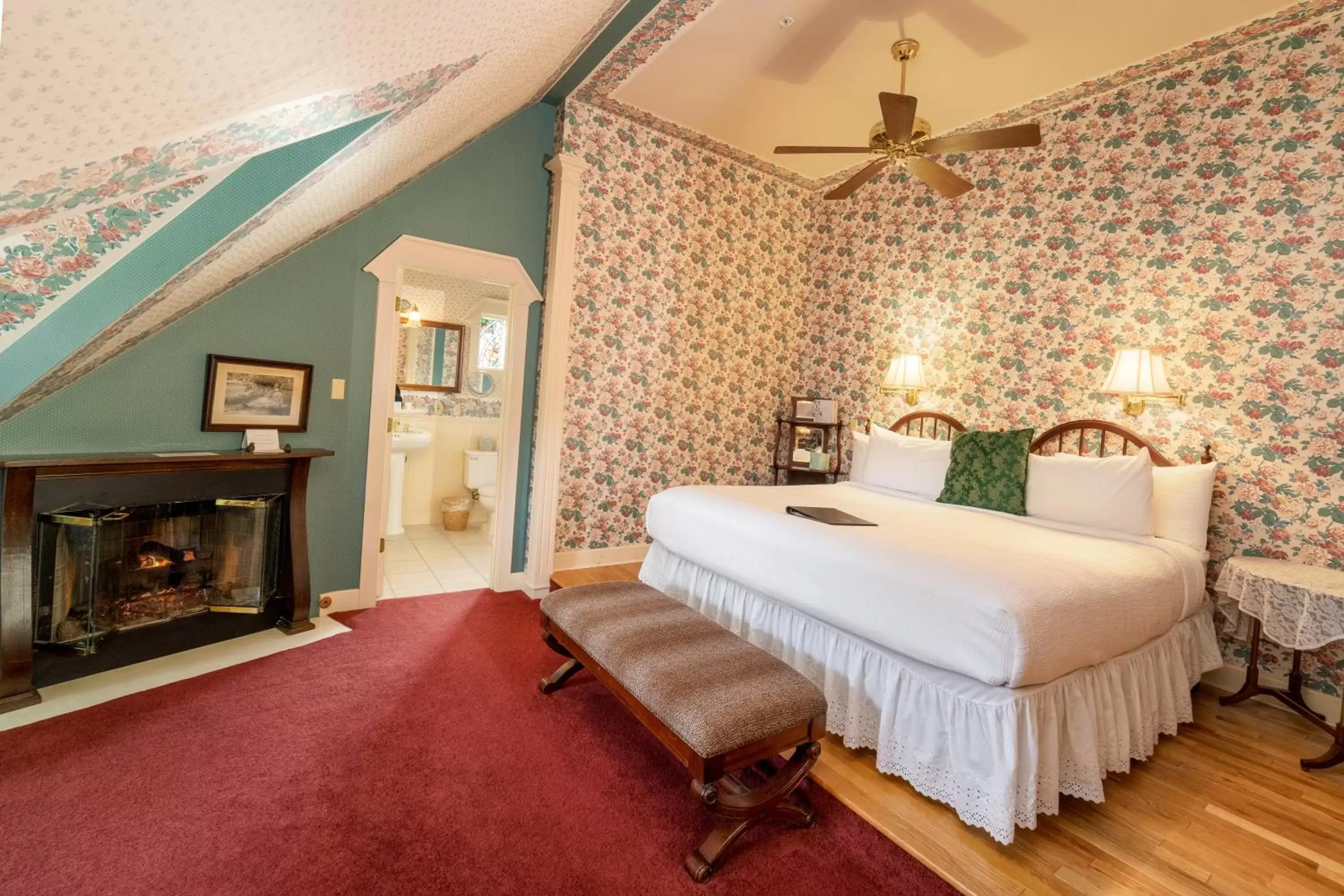 Deluxe King Suite in Yelton Manor Bed and Breakfast