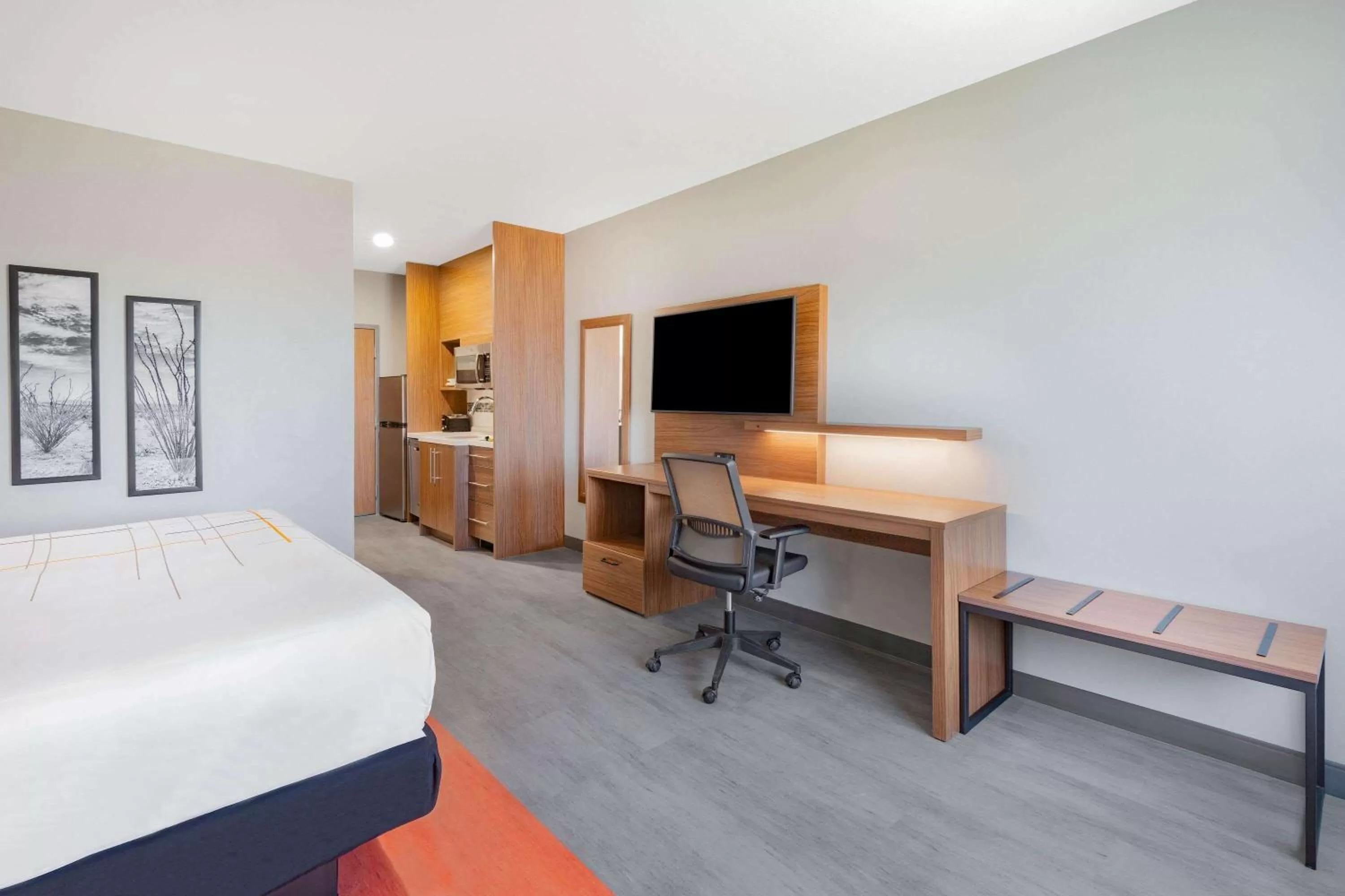 Photo of the whole room, Bed in La Quinta Inn & Suites by Wyndham Fort Stockton Northeast