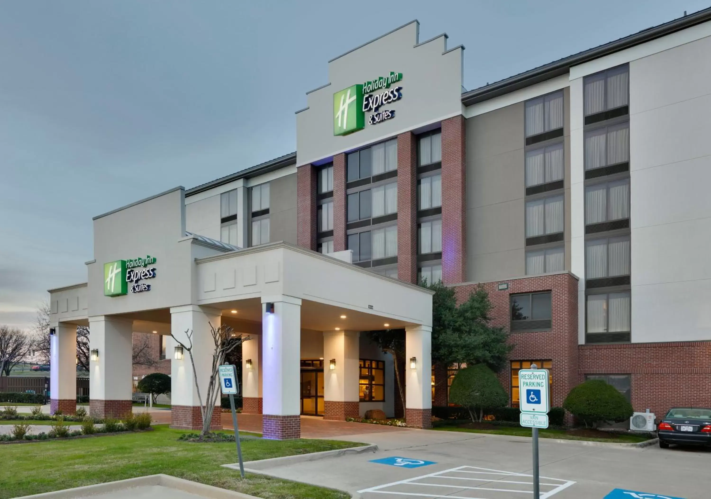 Property Building in Holiday Inn Express Hotel & Suites - Irving Convention Center - Las Colinas, an IHG Hotel