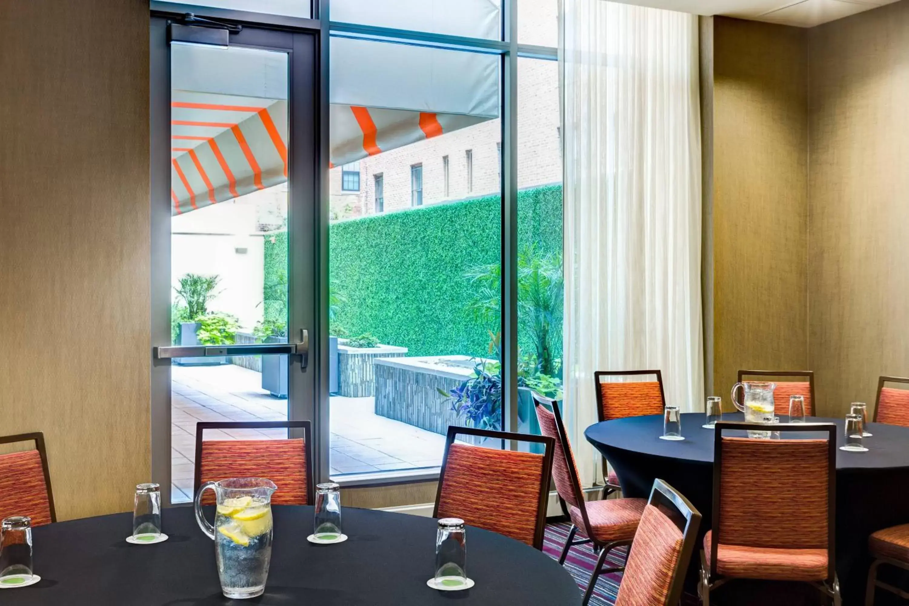 Meeting/conference room, Restaurant/Places to Eat in Courtyard by Marriott Washington, D.C./Foggy Bottom