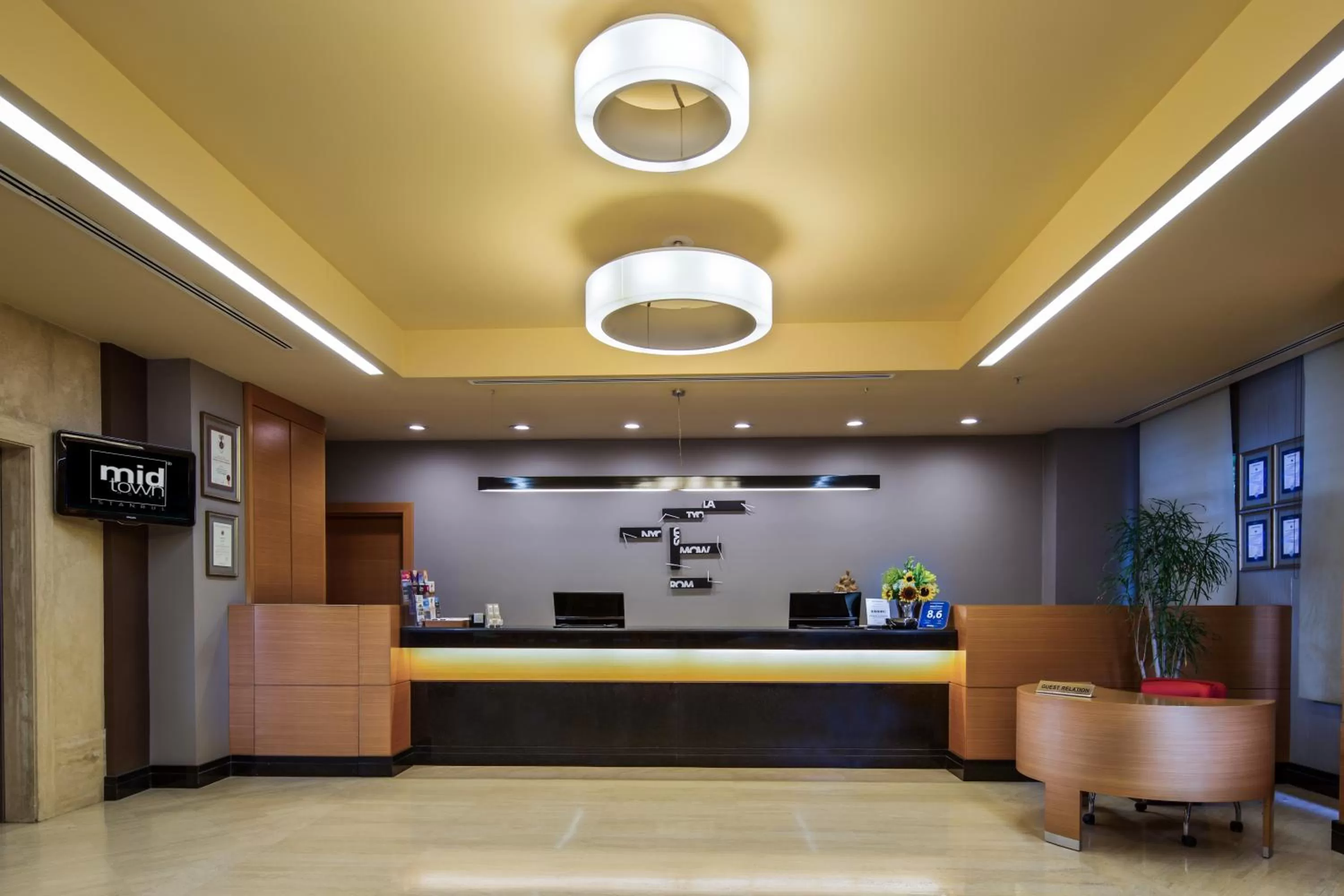 Communal lounge/ TV room in Midtown Hotel