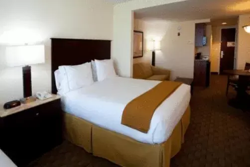 Bedroom, Bed in Holiday Inn Express & Suites Columbus at Northlake, an IHG Hotel