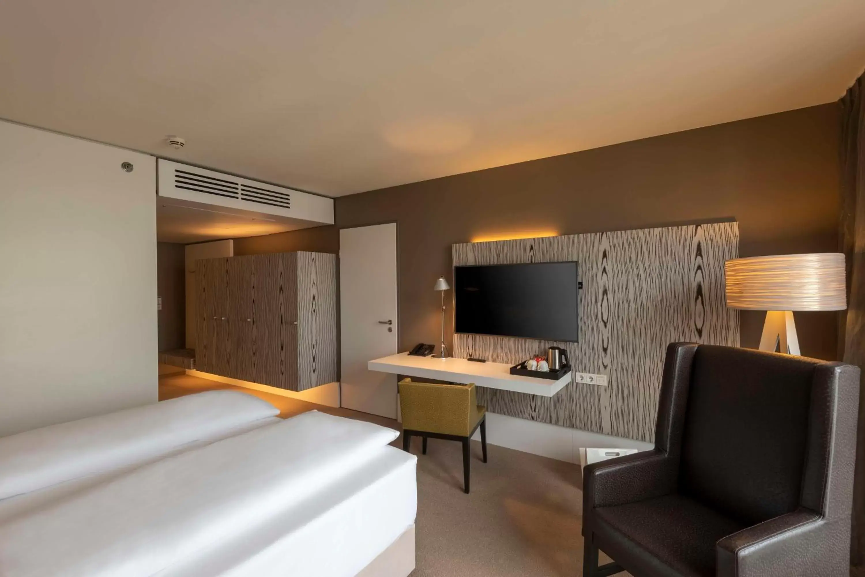 Bedroom, TV/Entertainment Center in Doubletree by Hilton Vienna Schonbrunn