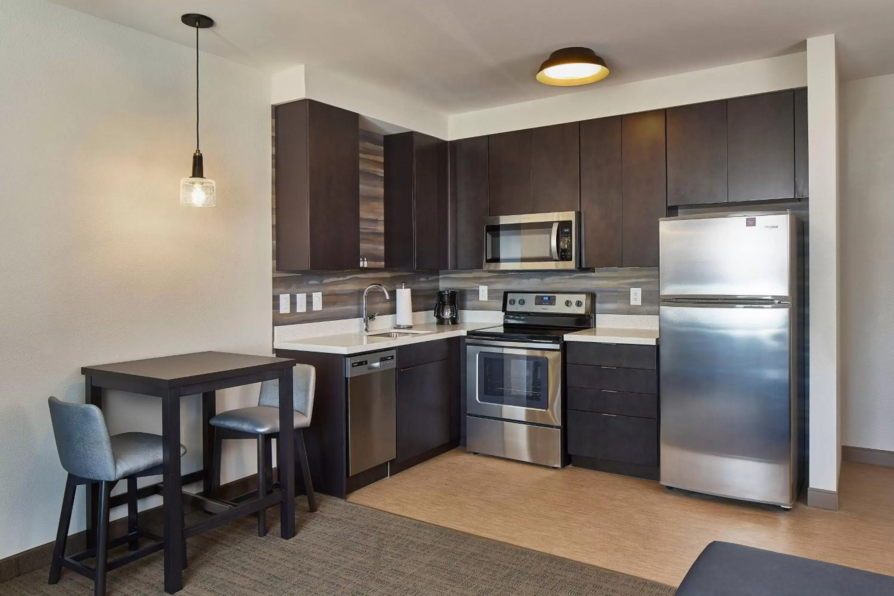 Bedroom, Kitchen/Kitchenette in Residence Inn by Marriott Cleveland University Circle/Medical Center