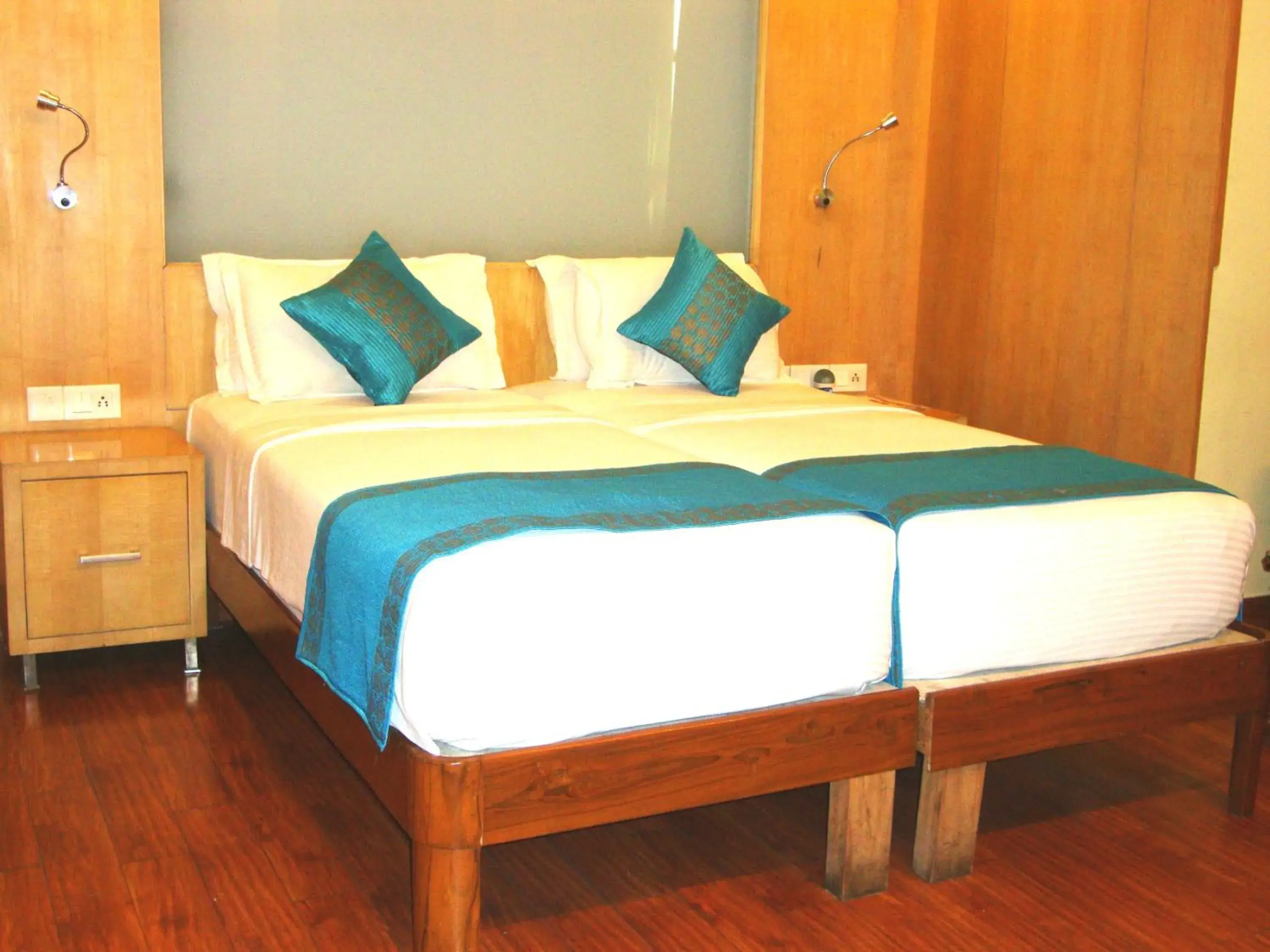 Bedroom, Bed in Hotel Emarald, New Delhi