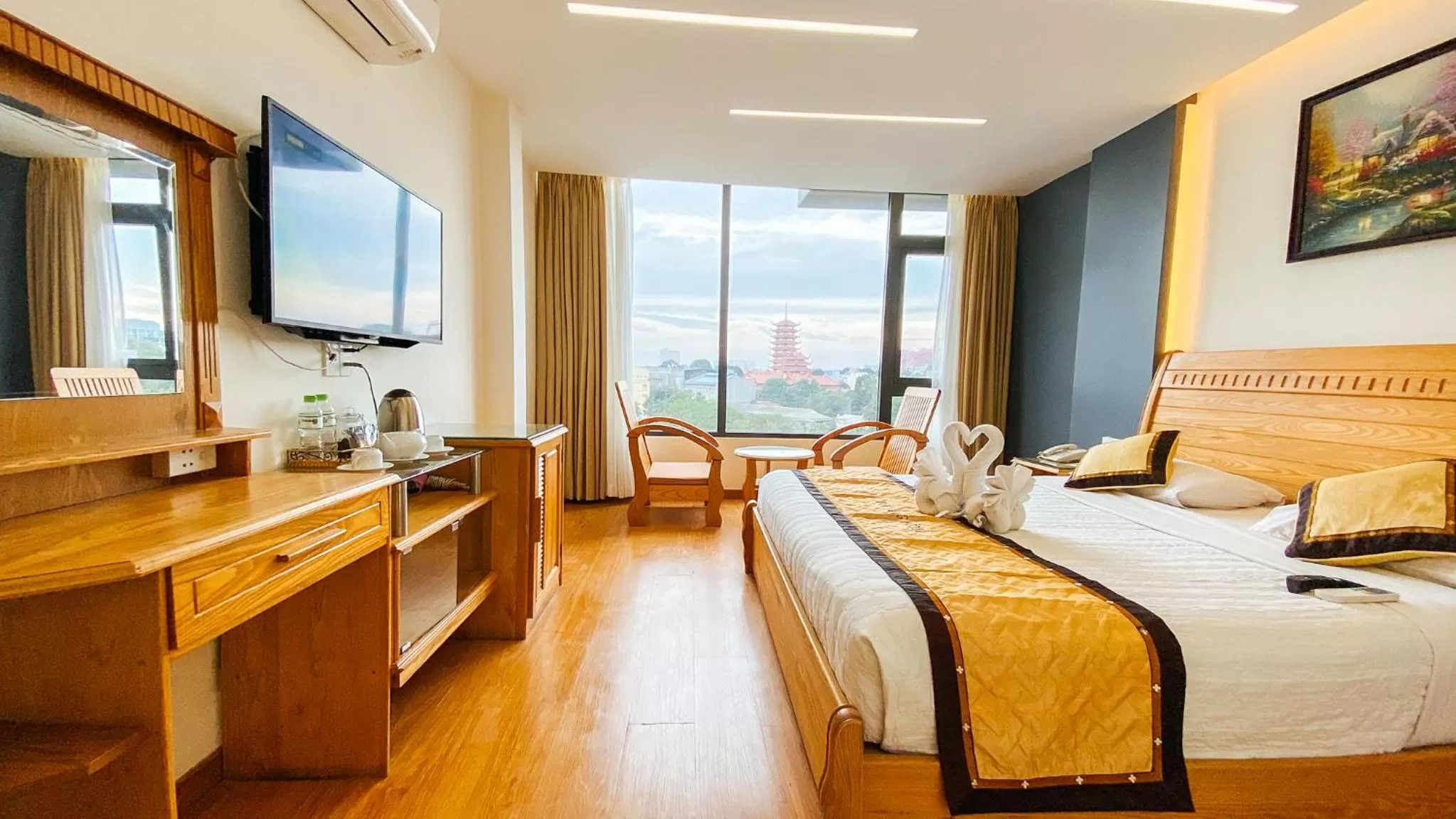 Photo of the whole room, Bed in Duc Vuong Saigon Hotel - Cao Thang