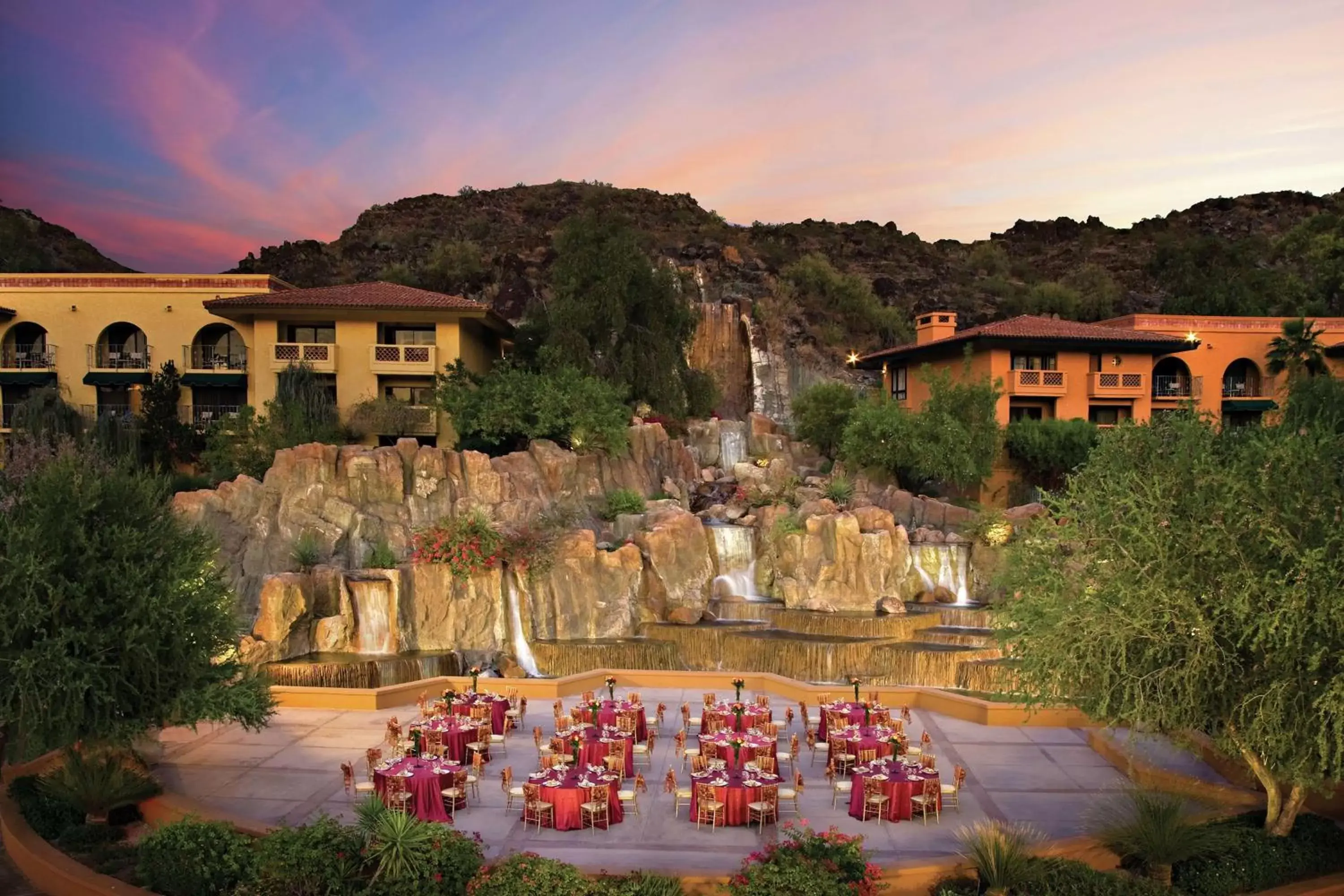 Property building in Hilton Phoenix Tapatio Cliffs Resort
