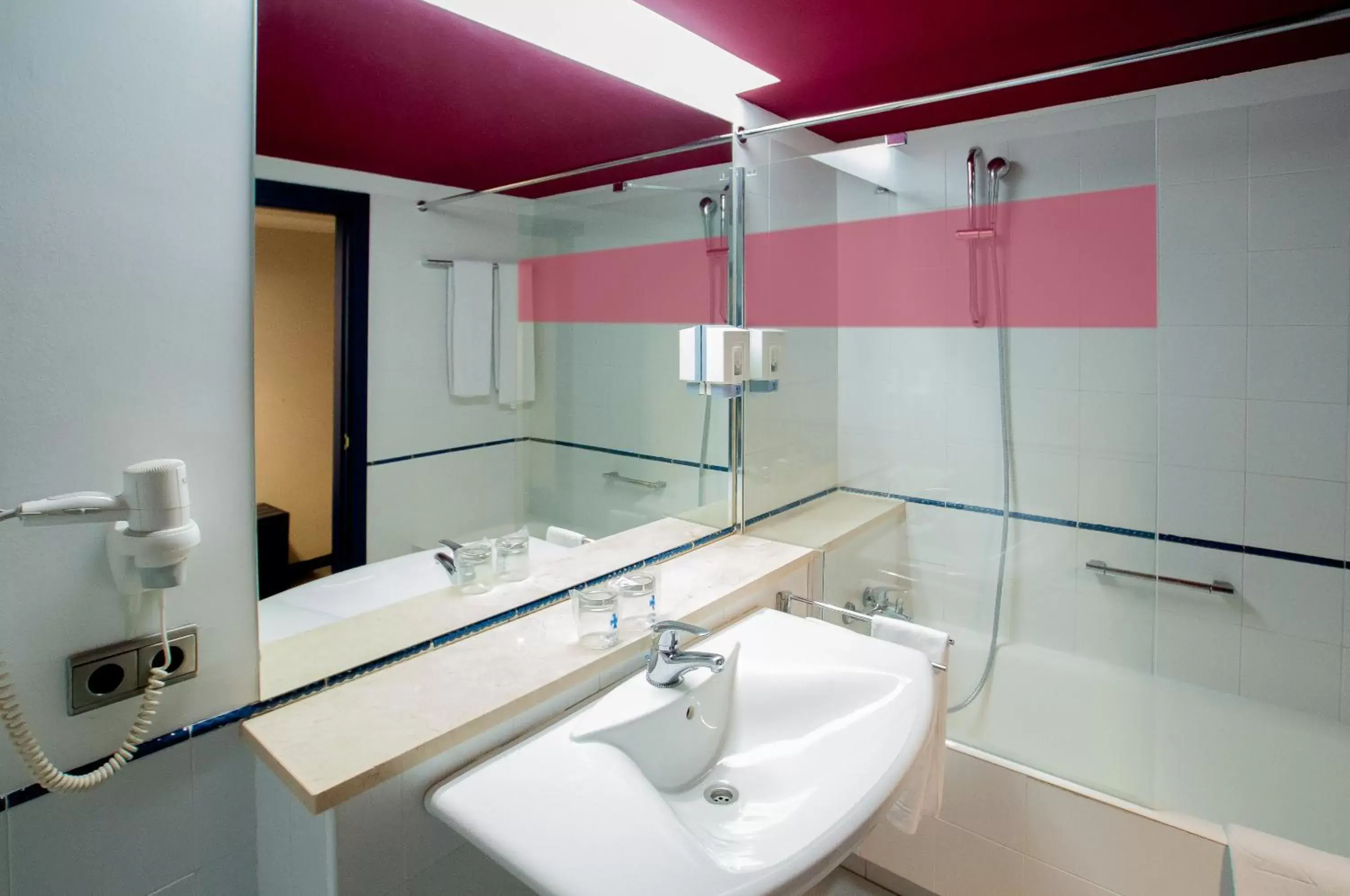 Bathroom in Ibis Styles Zaragoza Ramiro I