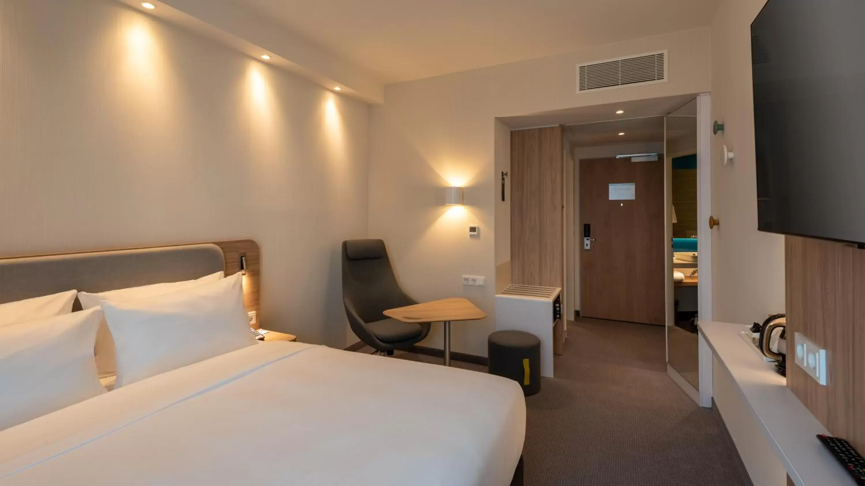 Bed in Holiday Inn Express - MUNICH NORTH, an IHG Hotel